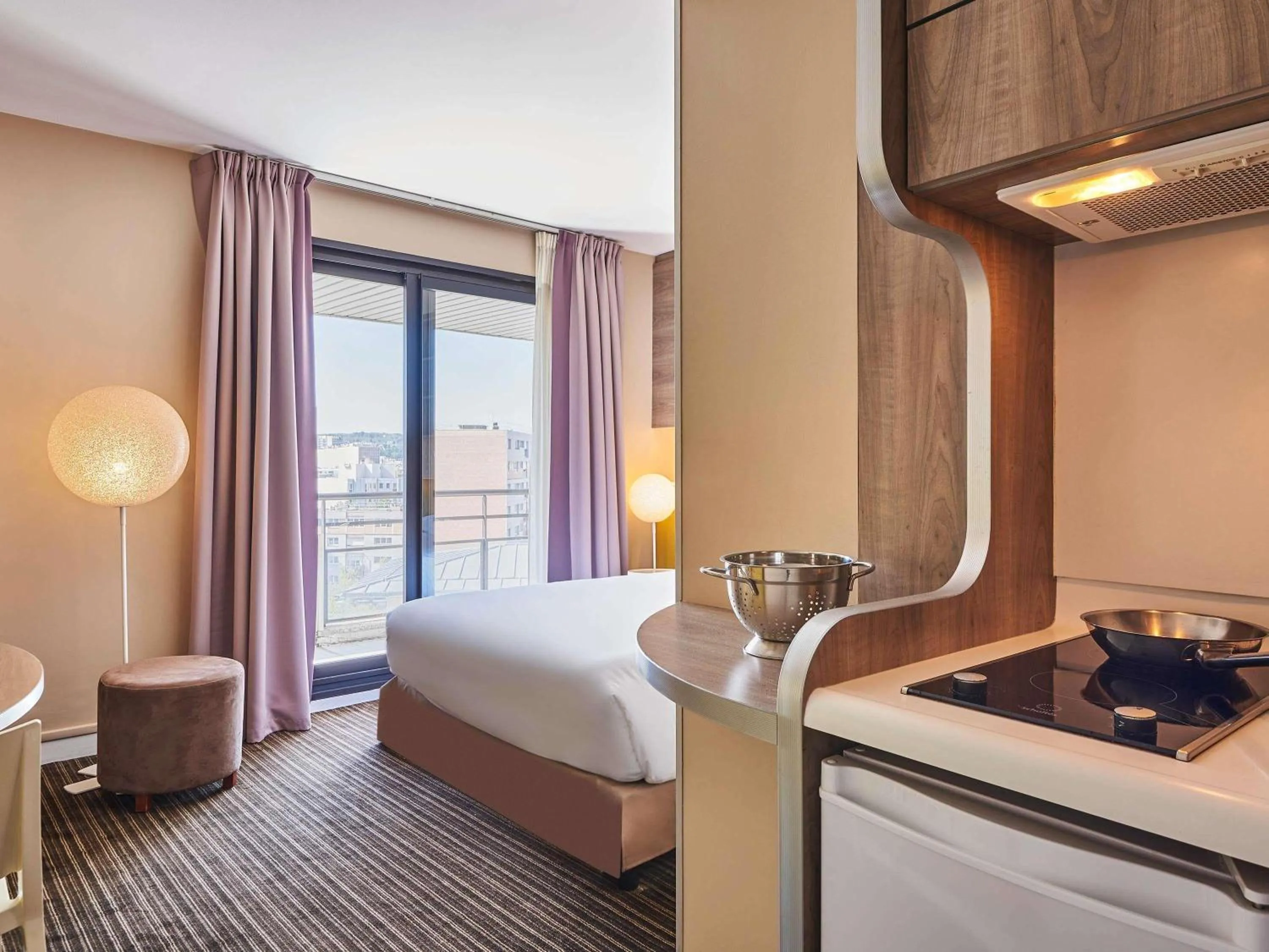 Bedroom, Bed in AppartHotel Mercure Paris Boulogne