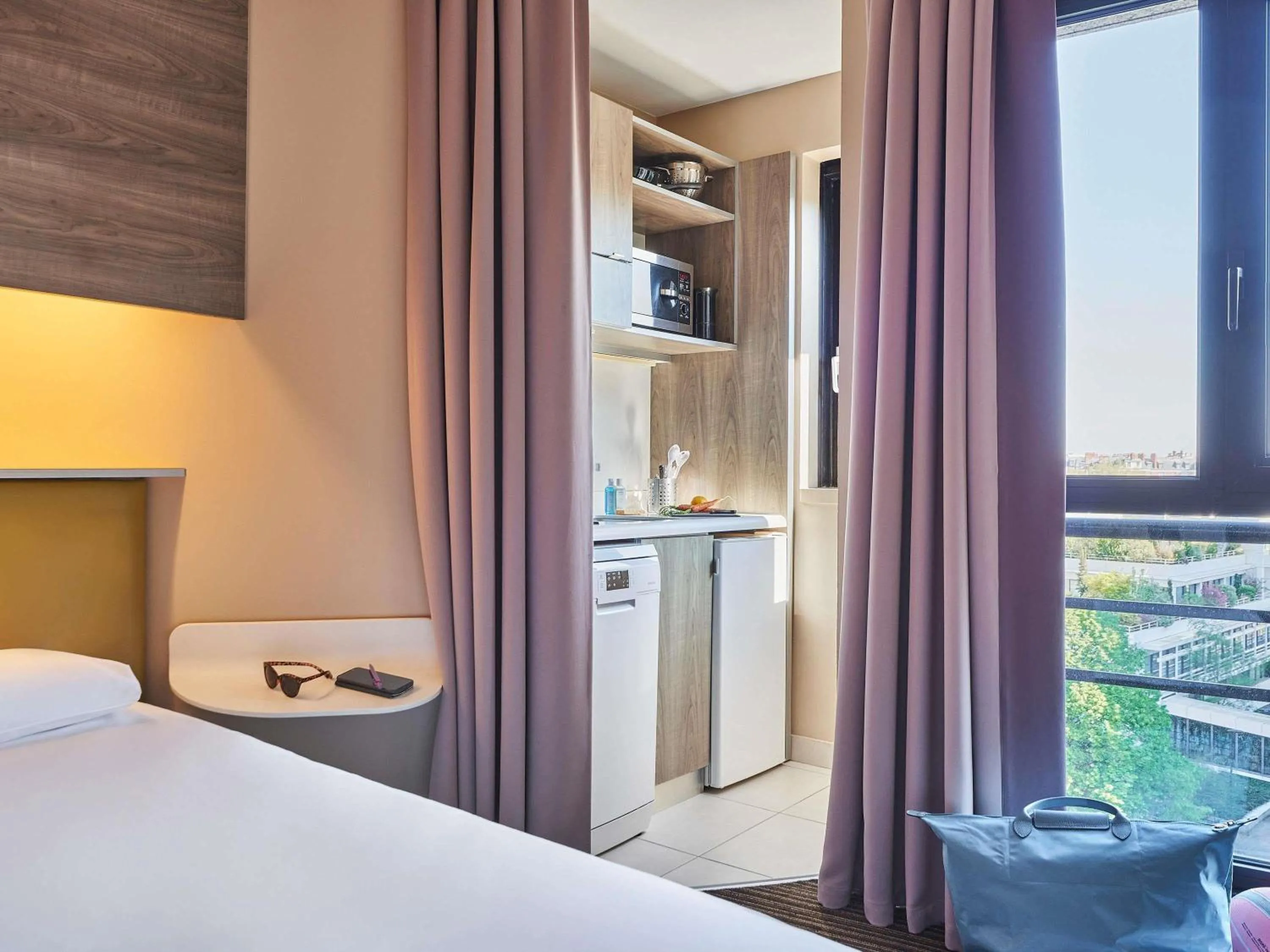 Bedroom, Bed in AppartHotel Mercure Paris Boulogne