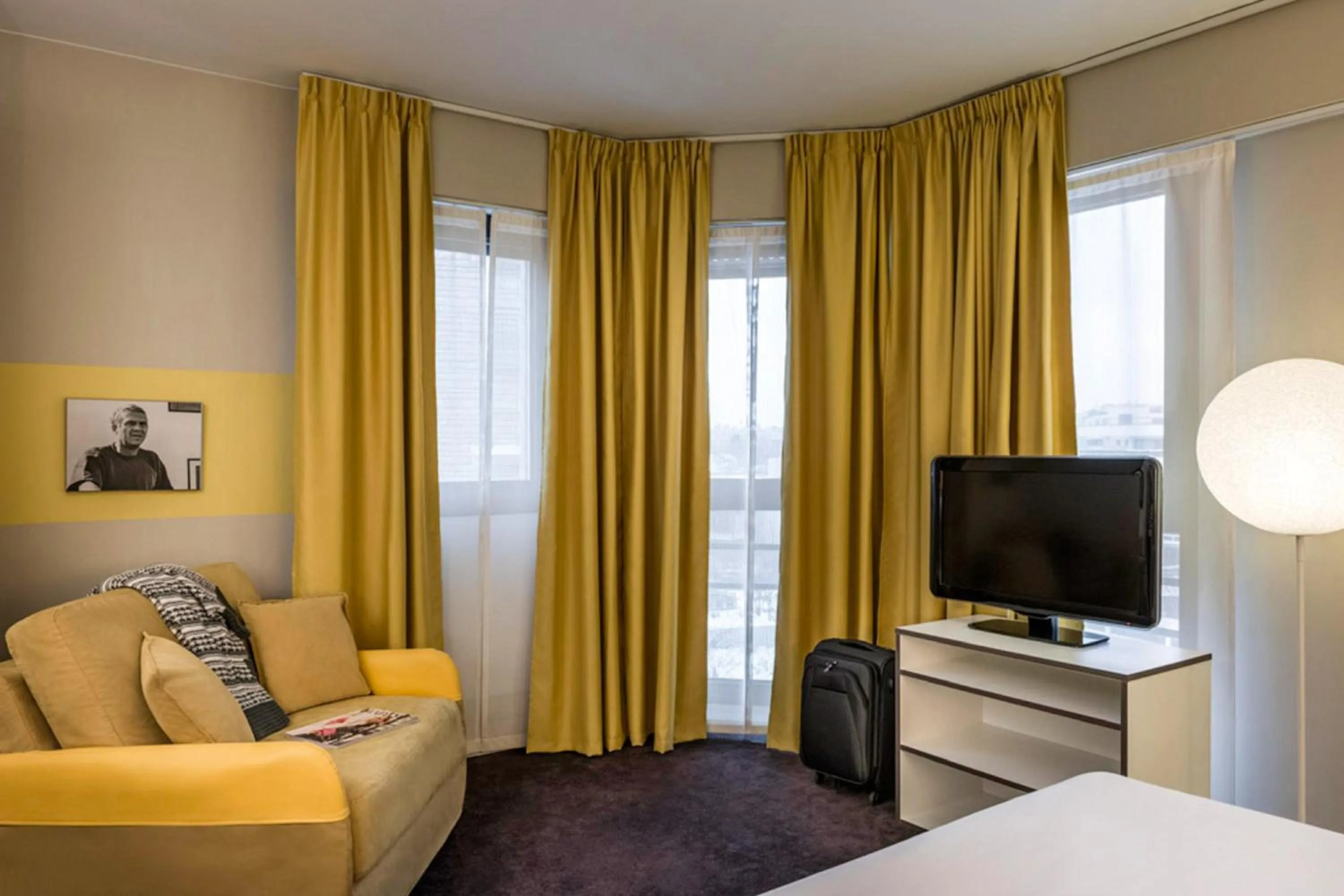 TV and multimedia, Bed in AppartHotel Mercure Paris Boulogne