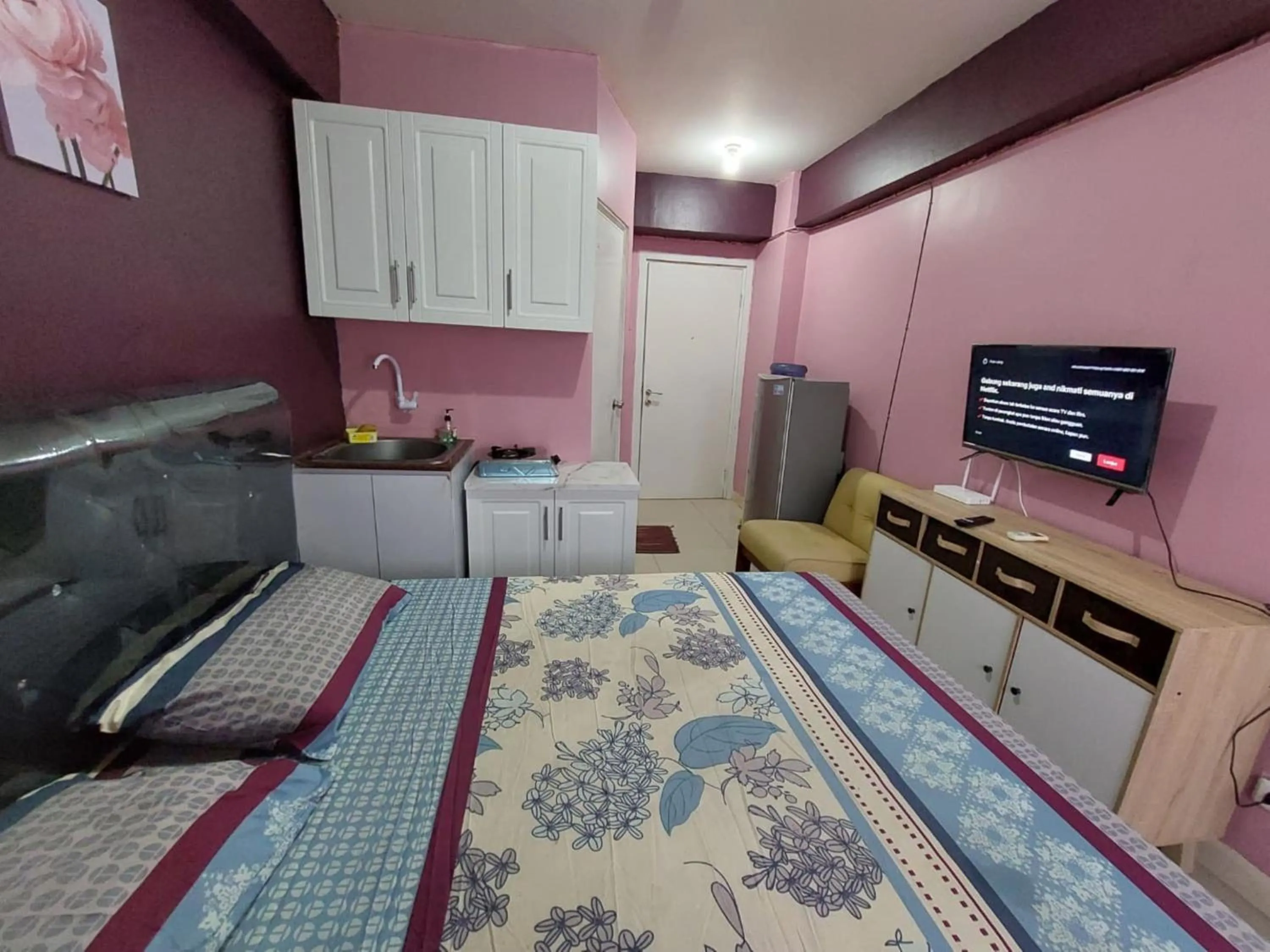 Kitchen or kitchenette in Green Pramuka Apartement By Vici