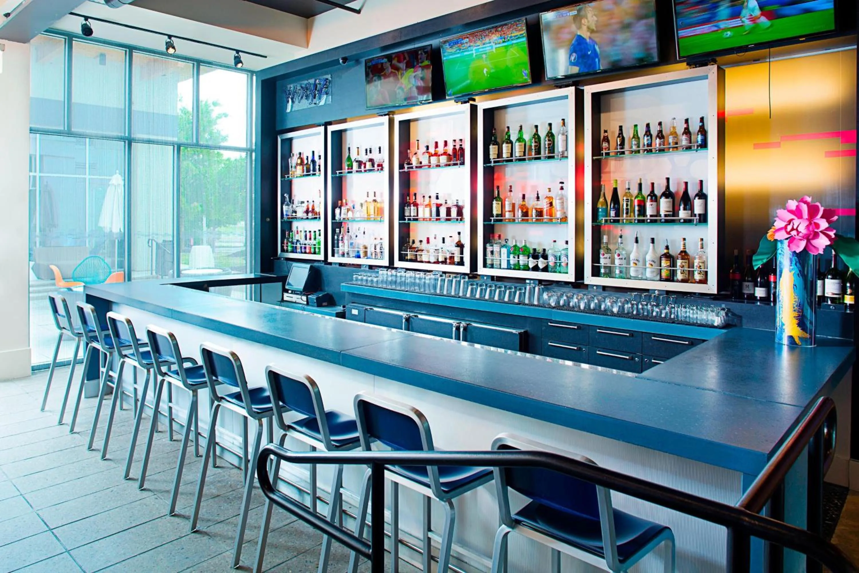 Lounge or bar in Aloft Philadelphia Airport