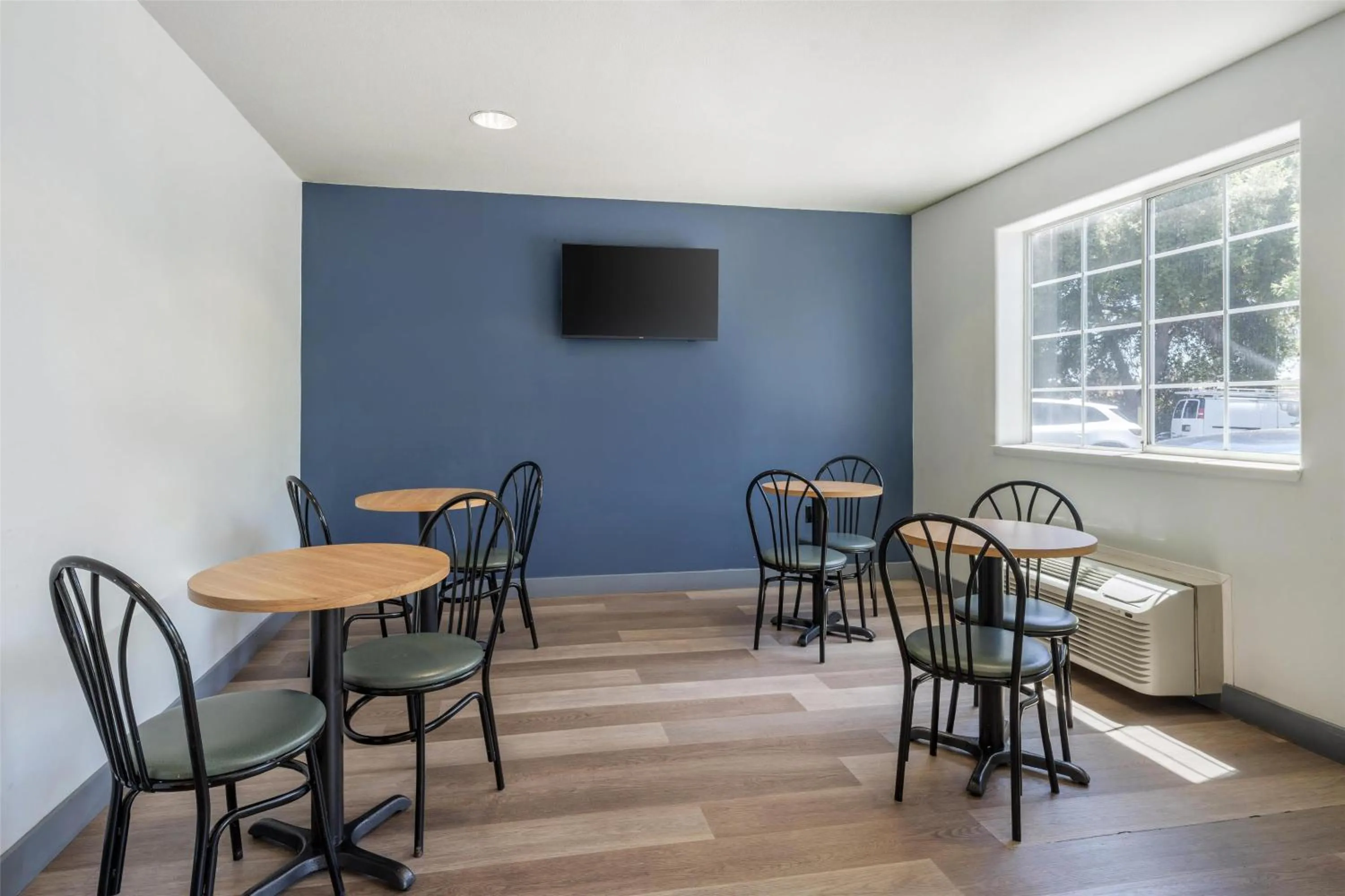 Restaurant/places to eat in SureStay by Best Western Sacramento South Natomas