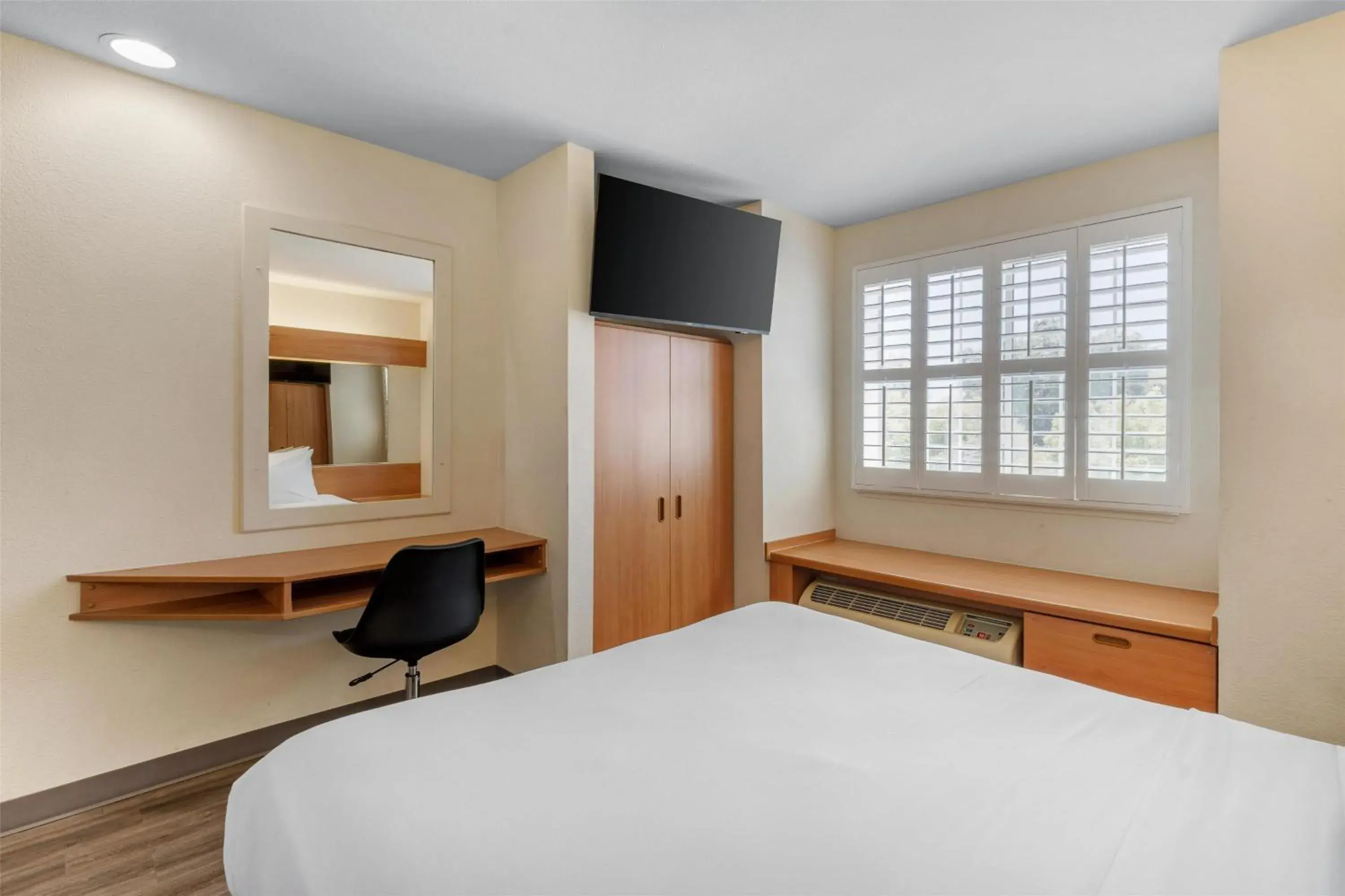 Queen Room with Bath Tub - Disability Access/Non-Smoking in SureStay by Best Western Sacramento South Natomas Queen Room with Bath Tub - Disability Access/Non-Smoking in SureStay by Best Western Sacramento South Natomas