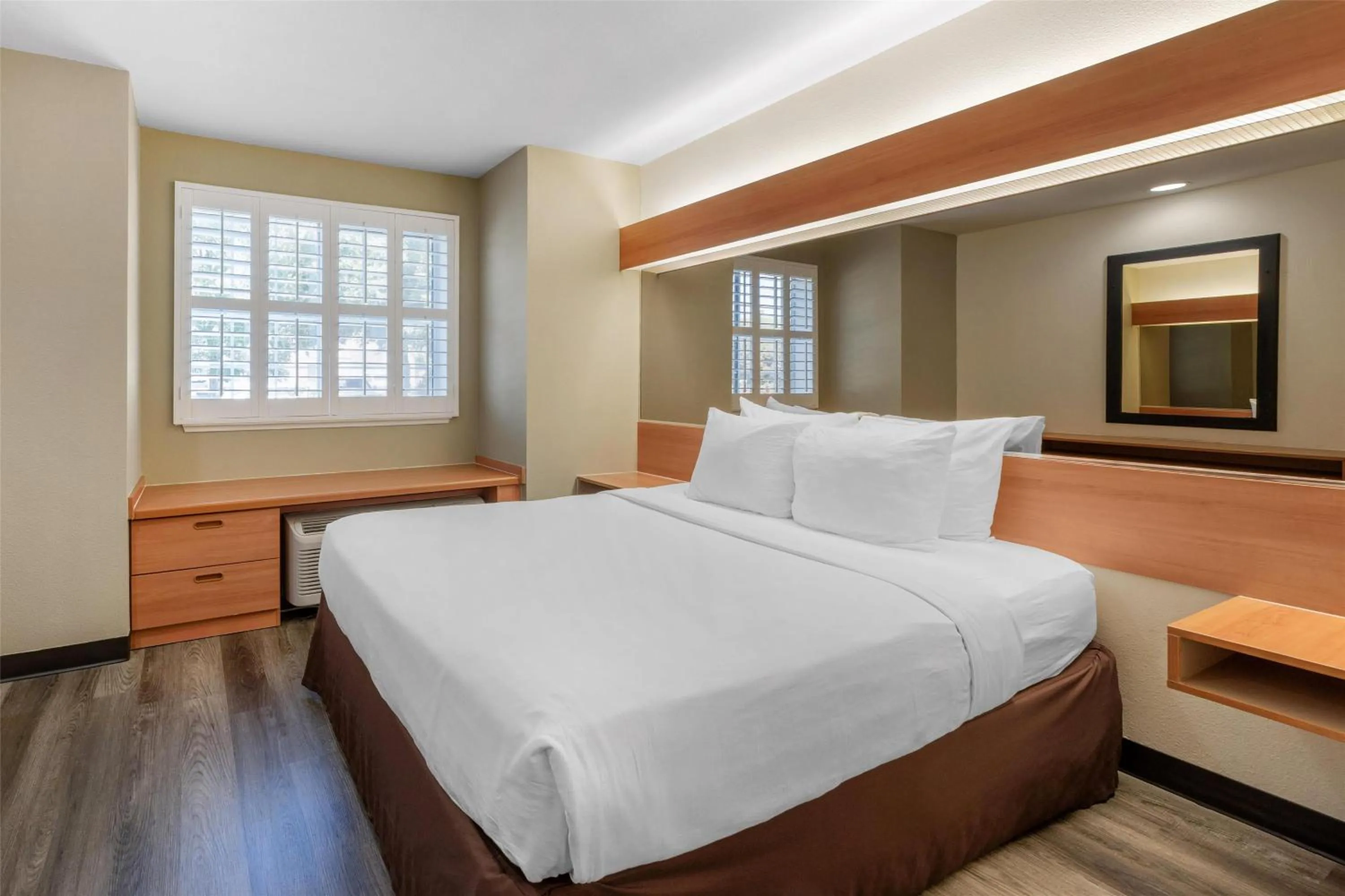 Bedroom, Bed in SureStay by Best Western Sacramento South Natomas