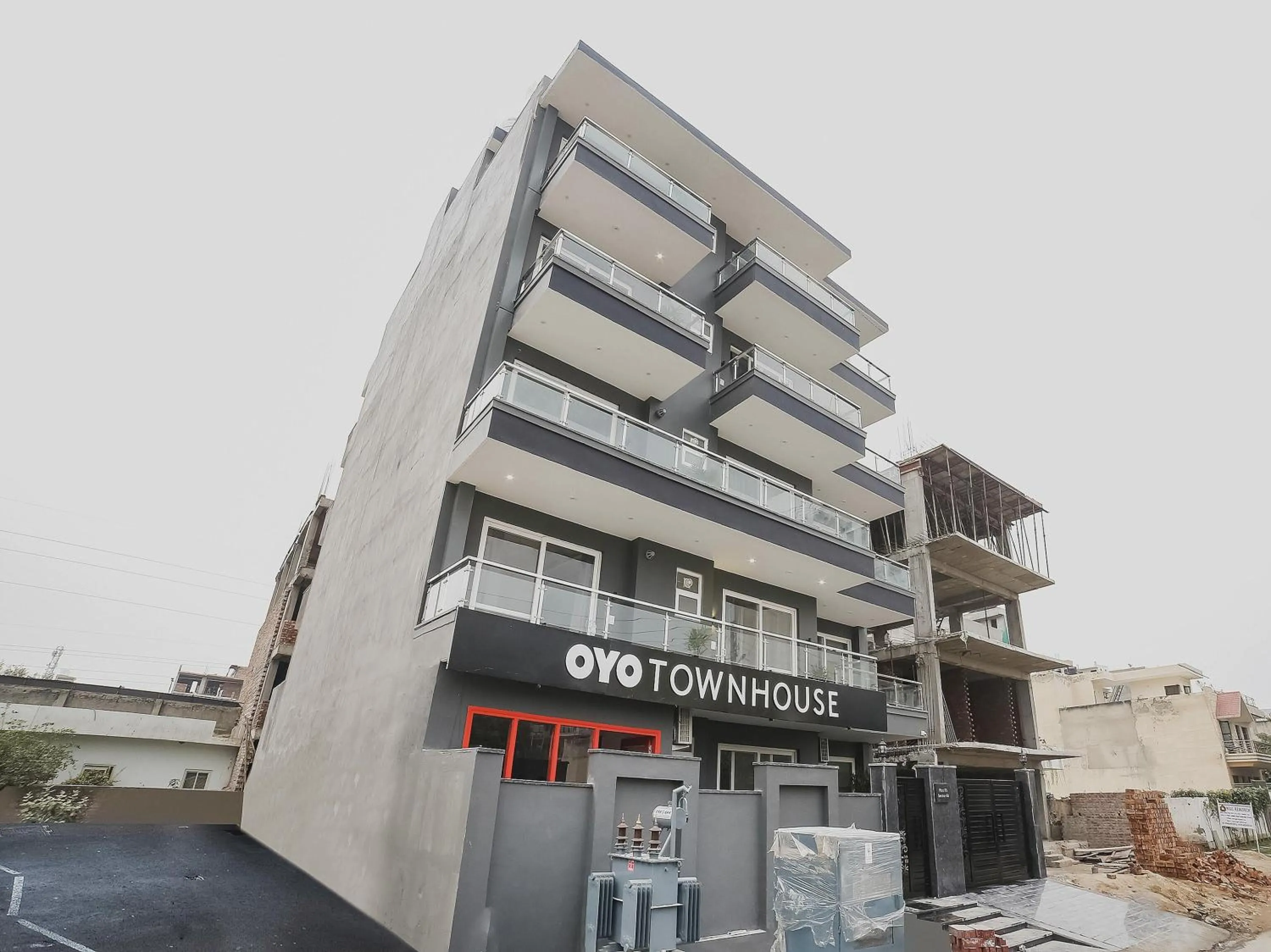 Facade/entrance in Townhouse Sector 46 Gurgaon Near Appu Ghar