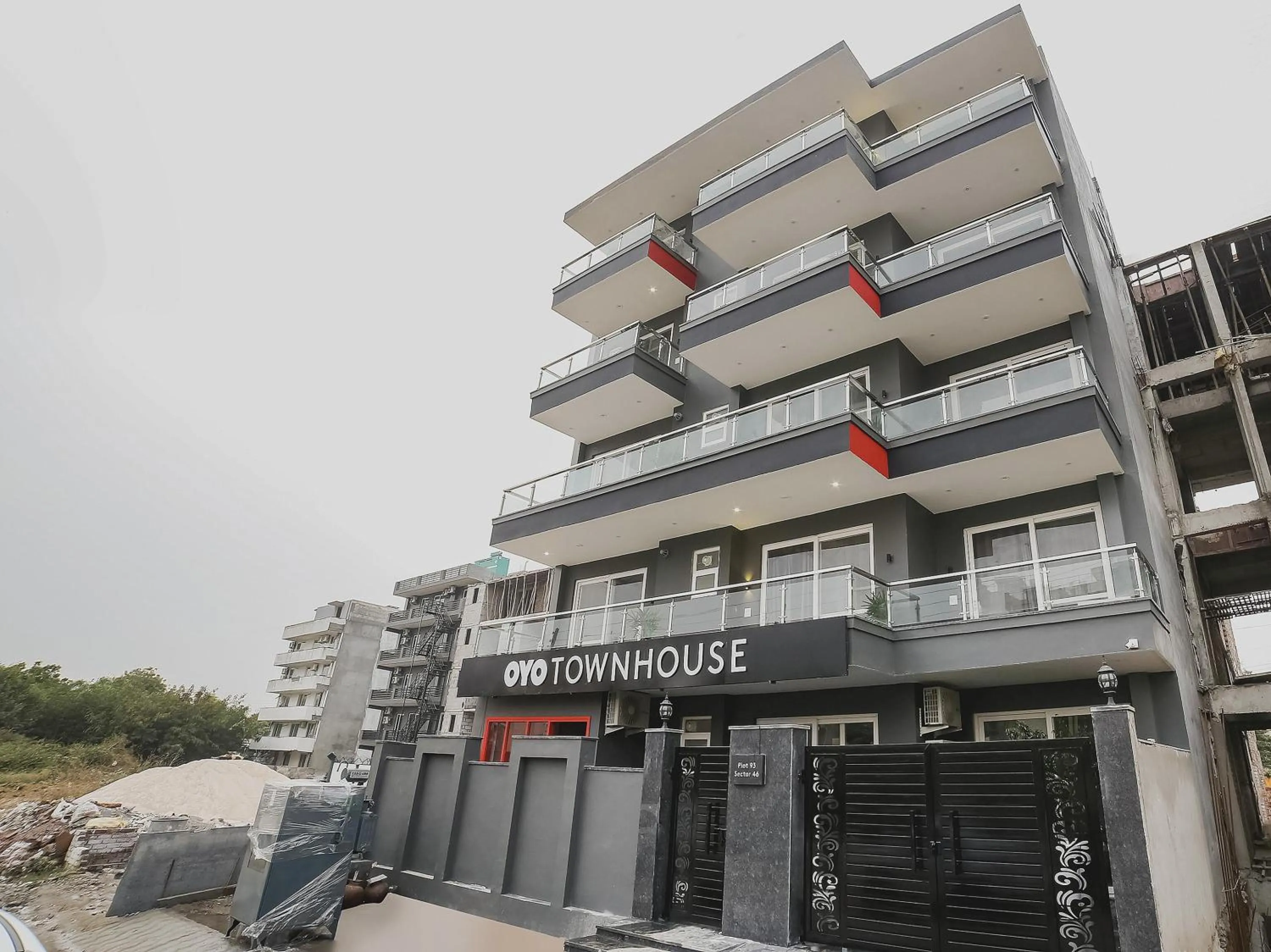 Facade/entrance in Townhouse Sector 46 Gurgaon Near Appu Ghar