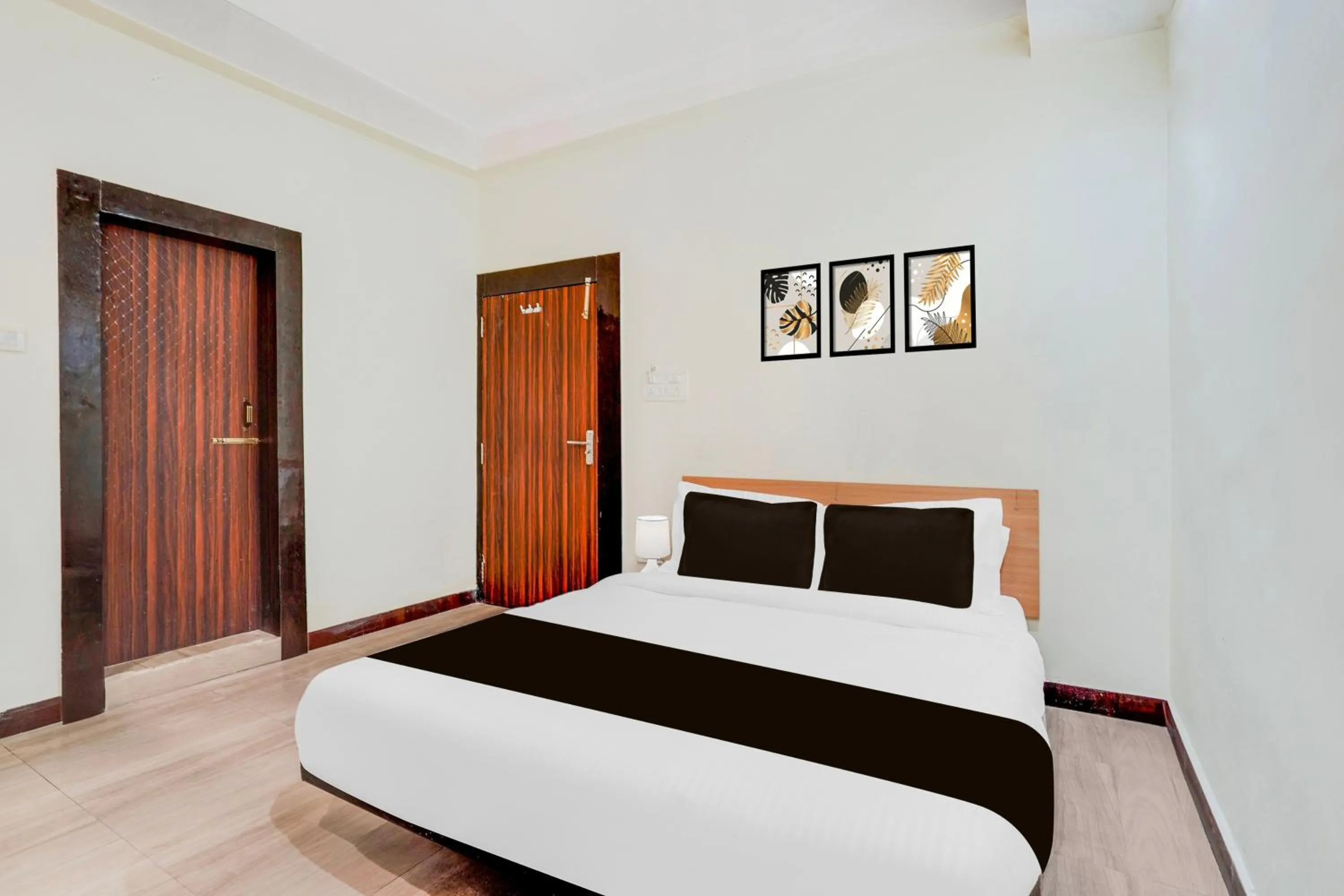 Bedroom, Bed in Super Hotel O Upper Bazar formerly RR Residency