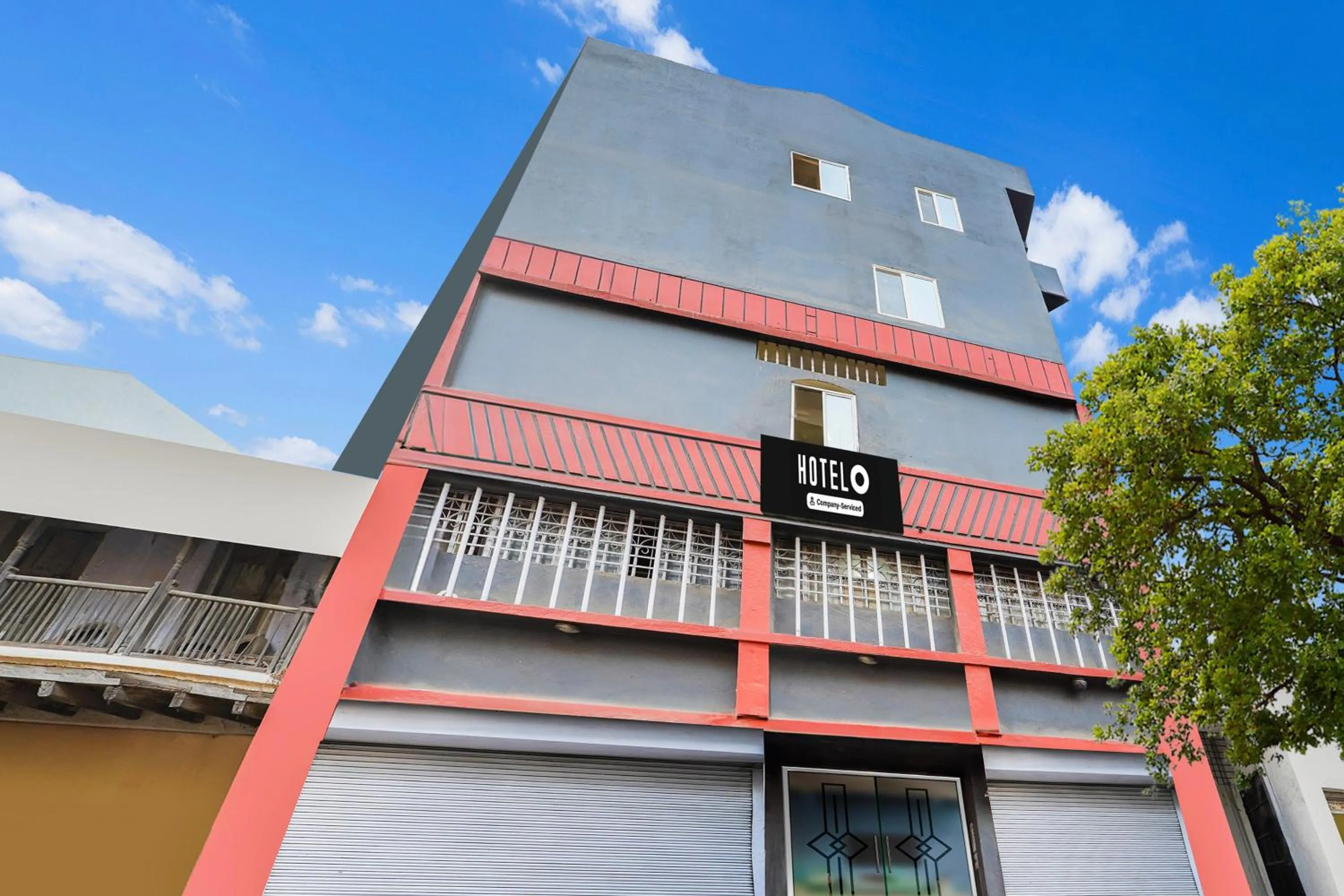 Facade/entrance in Super Hotel O Upper Bazar formerly RR Residency