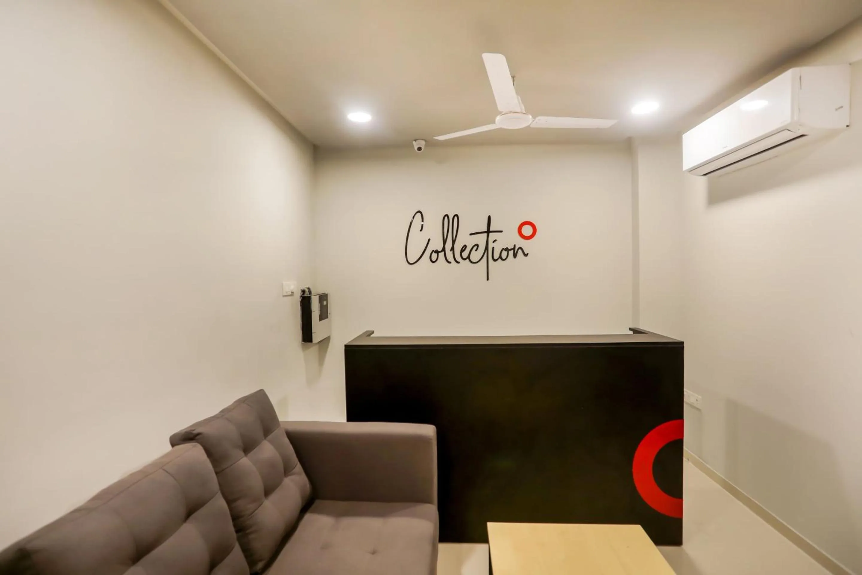 Lobby or reception in Collection O Le Noida Hotel Near Sector 76 Metro Station