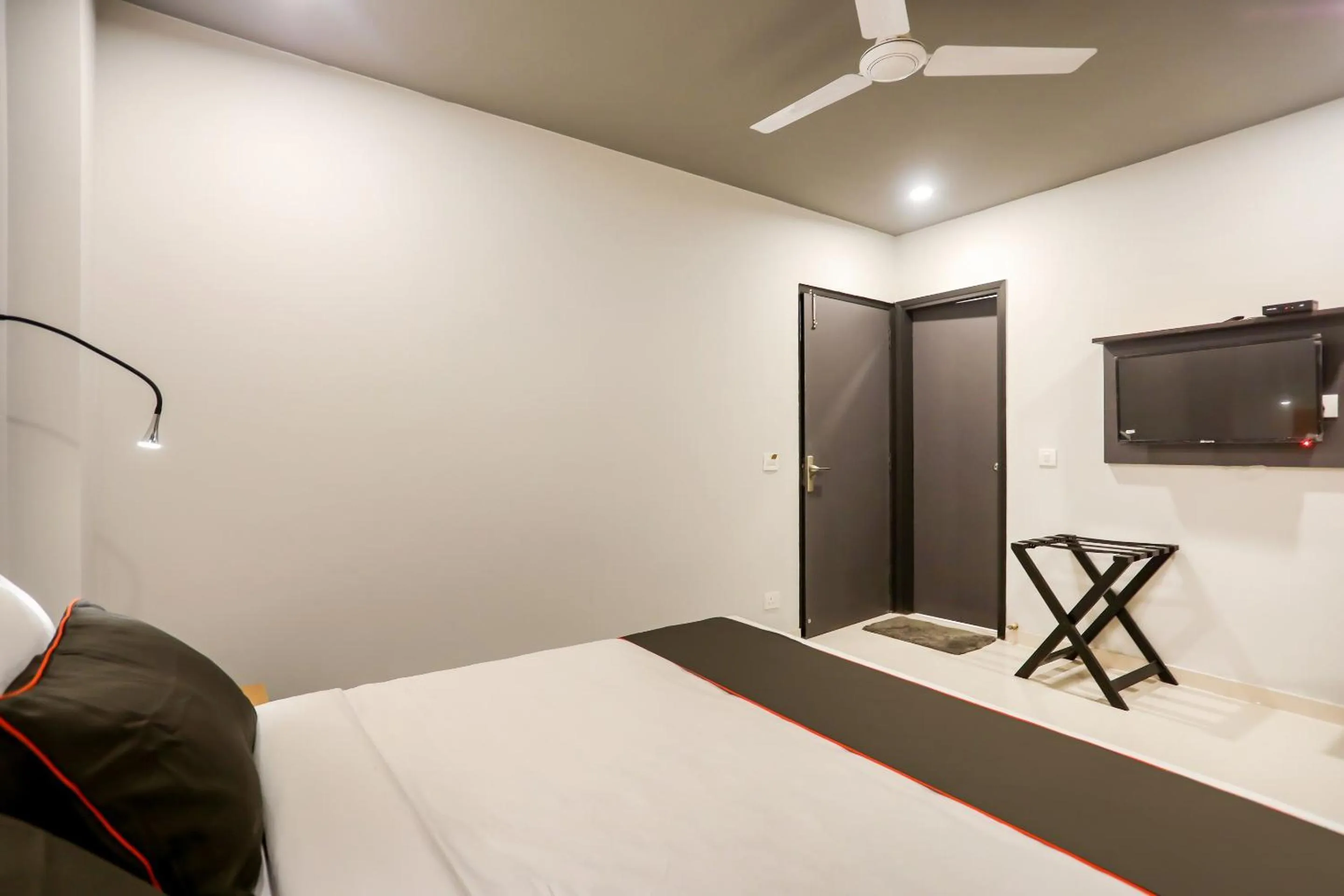 Bedroom, Bed in Collection O Le Noida Hotel Near Sector 76 Metro Station
