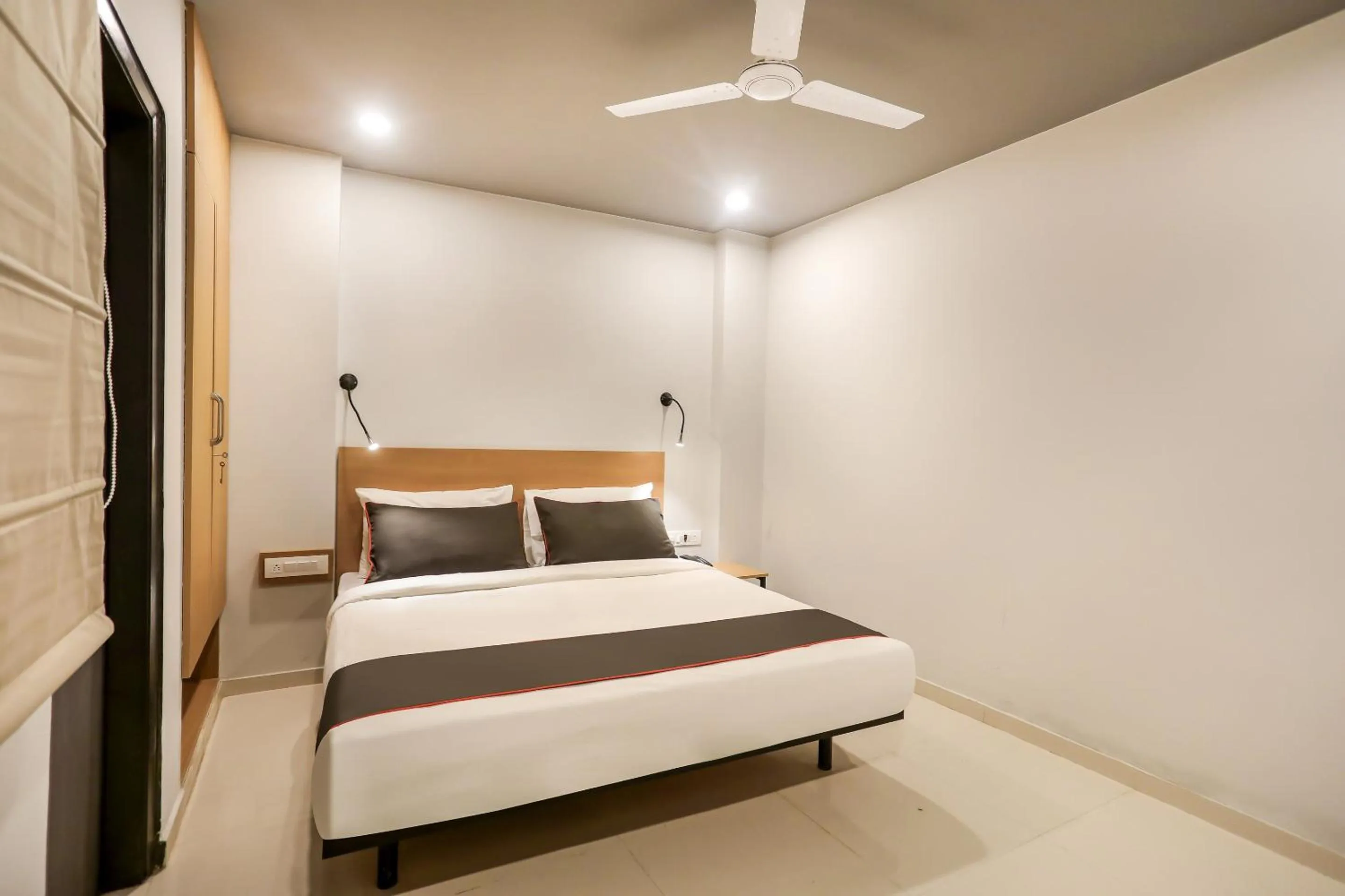 Bedroom, Bed in Collection O Le Noida Hotel Near Sector 76 Metro Station