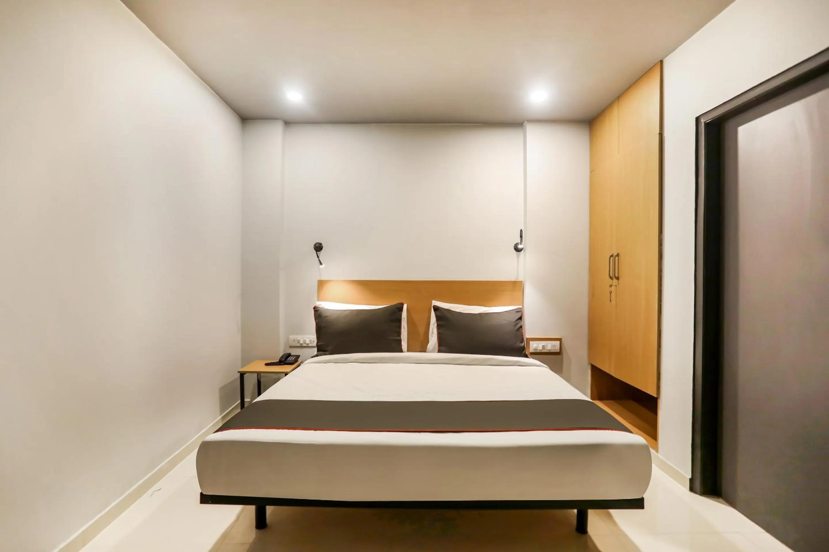 Bedroom, Bed in Collection O Le Noida Hotel Near Sector 76 Metro Station