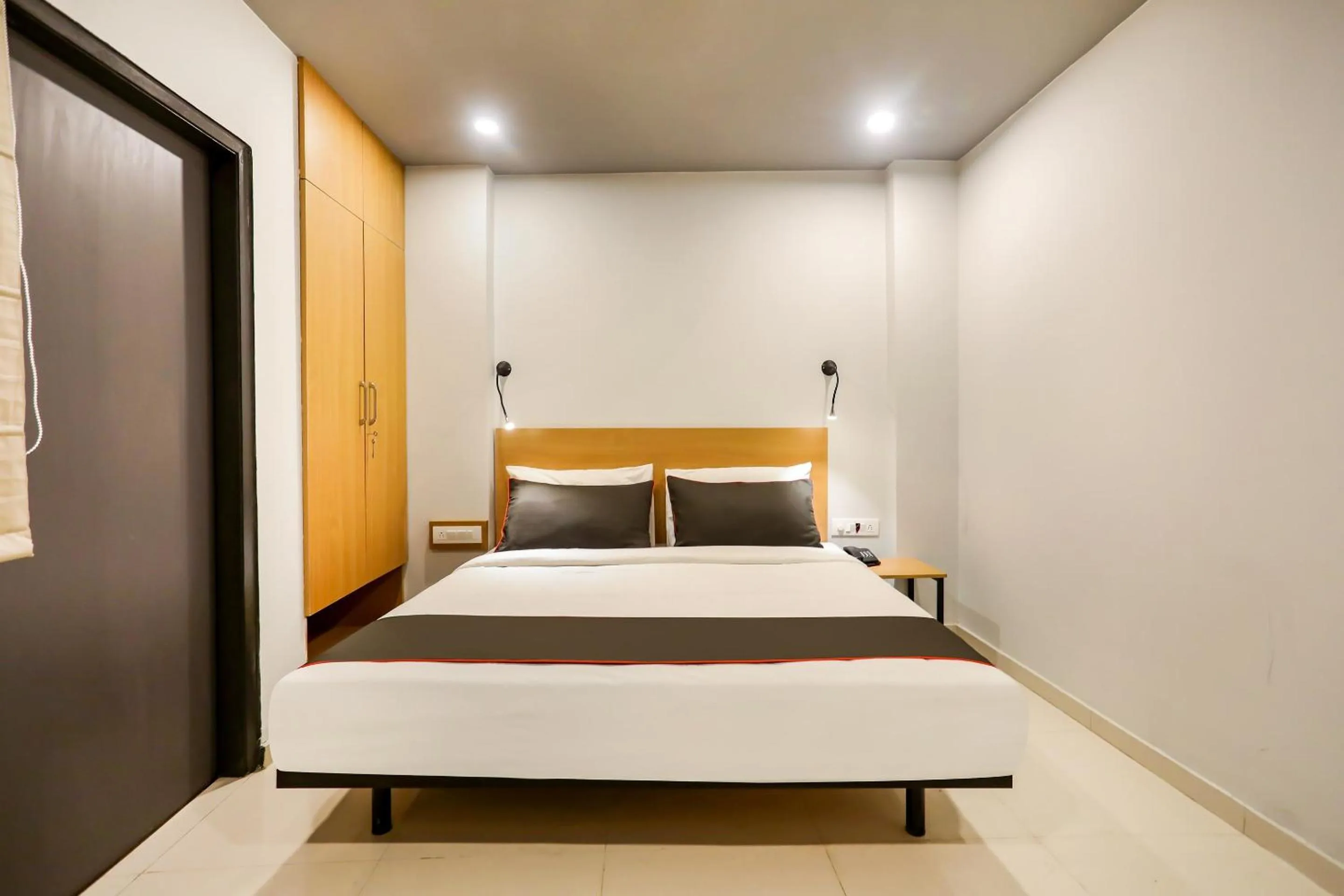 Bedroom, Bed in Collection O Le Noida Hotel Near Sector 76 Metro Station