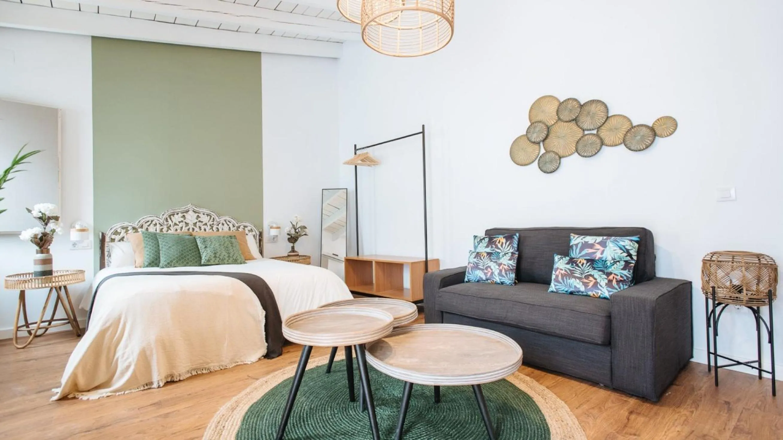 Seating area, Bed in Lola de Triana Apartments