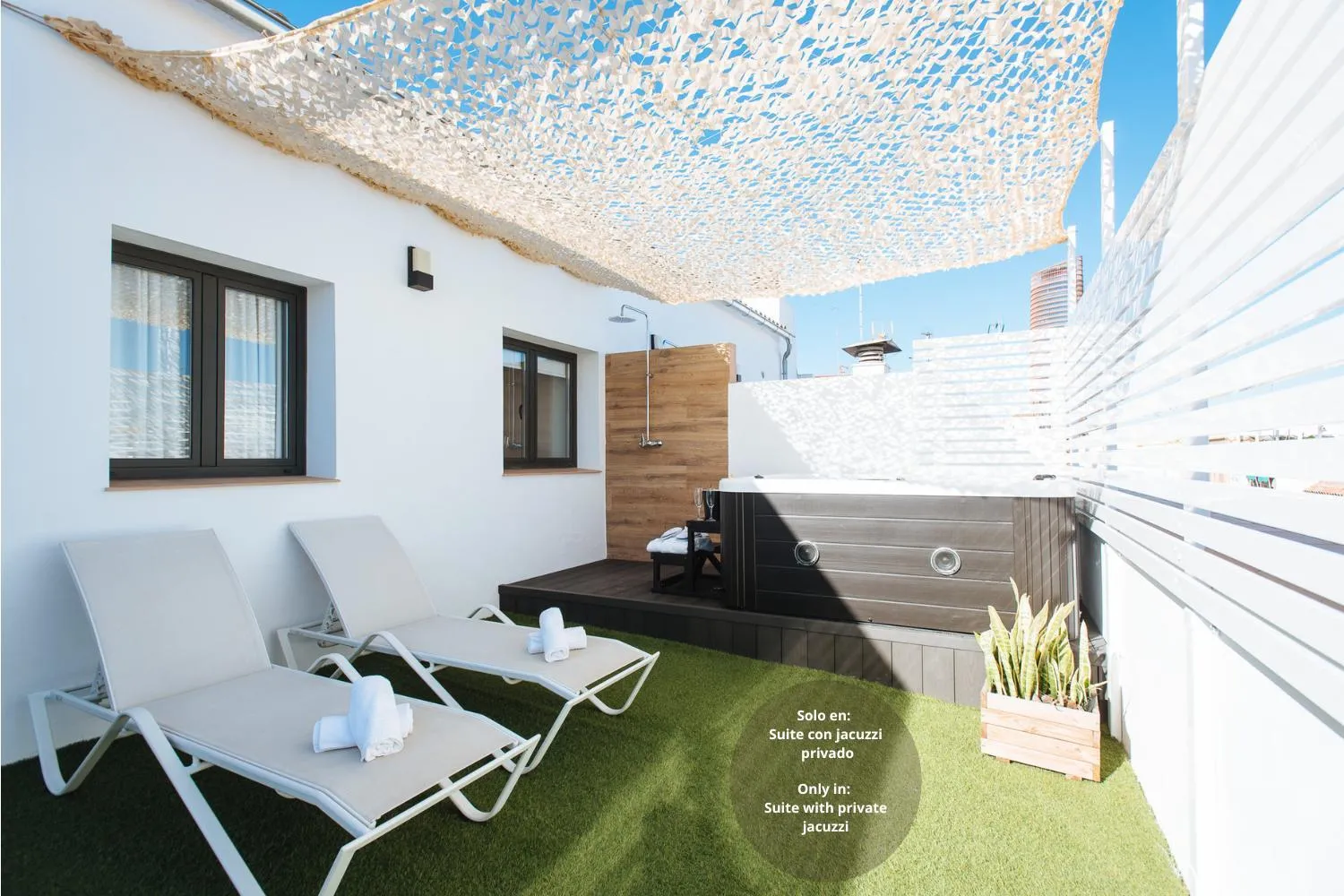 Hot Tub in Lola de Triana Apartments