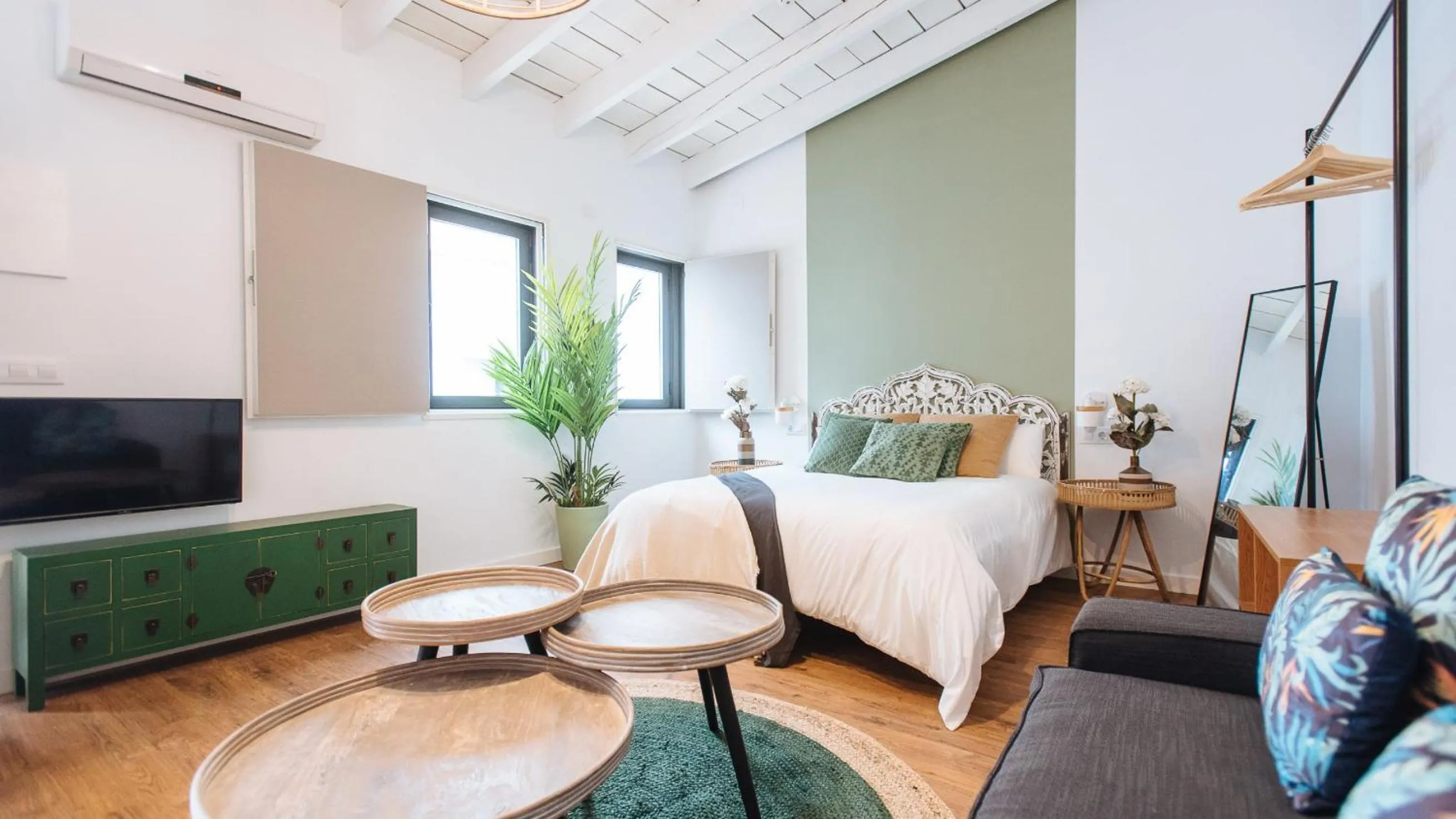 Photo of the whole room, Bed in Lola de Triana Apartments