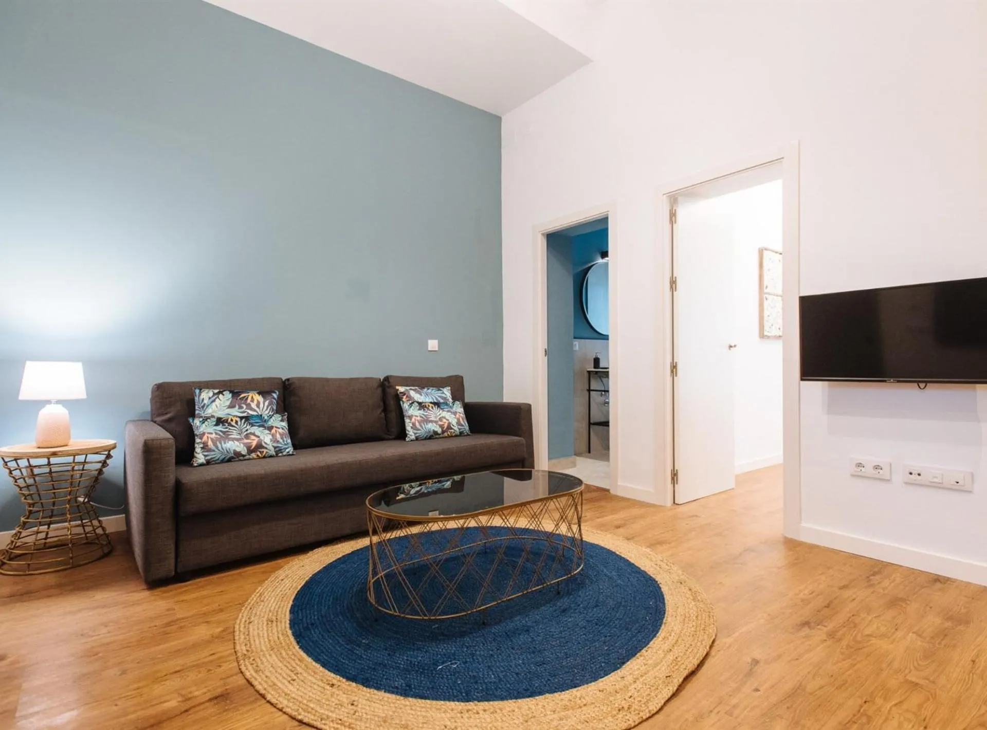 TV and multimedia in Lola de Triana Apartments