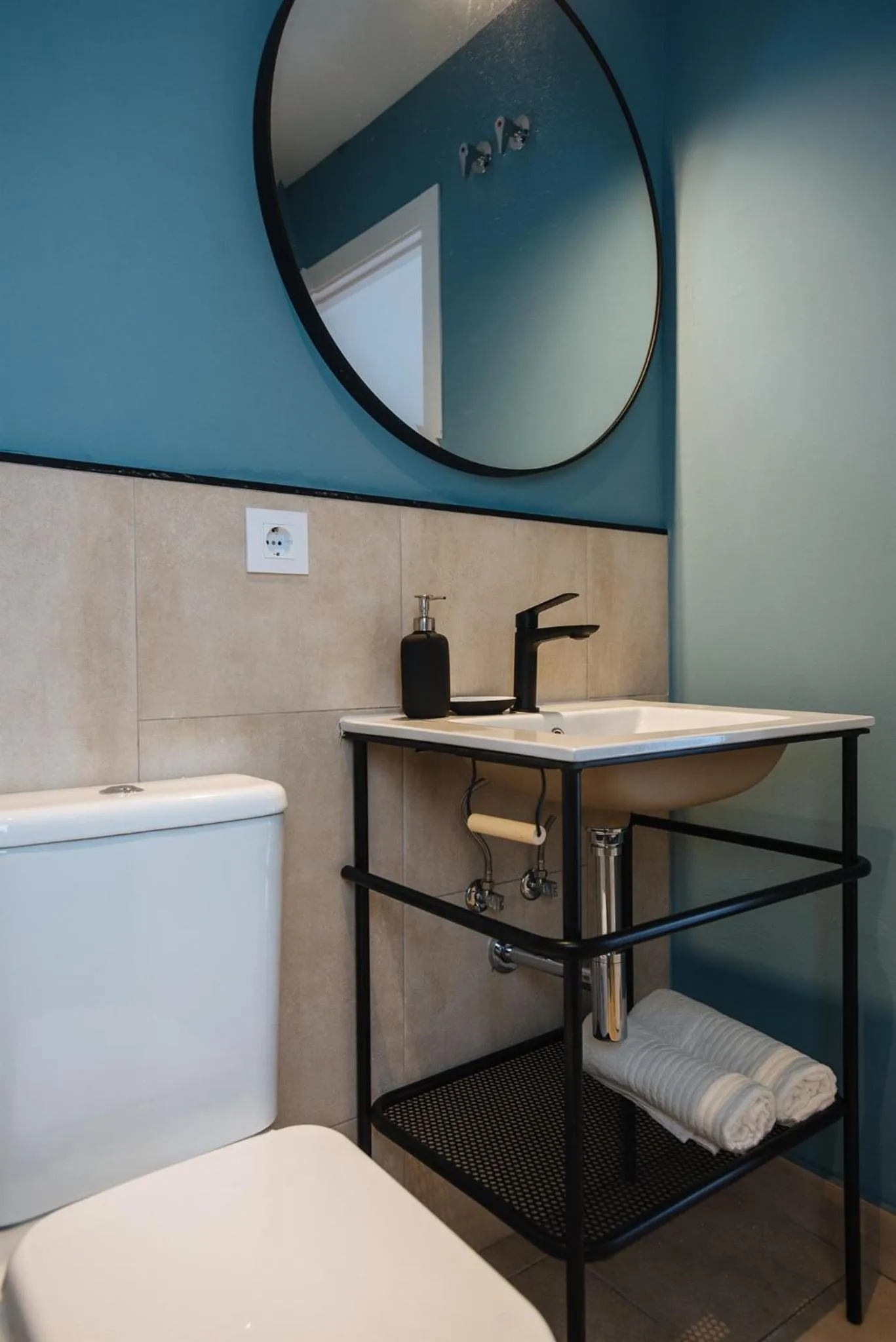 Bathroom, Bed in Lola de Triana Apartments