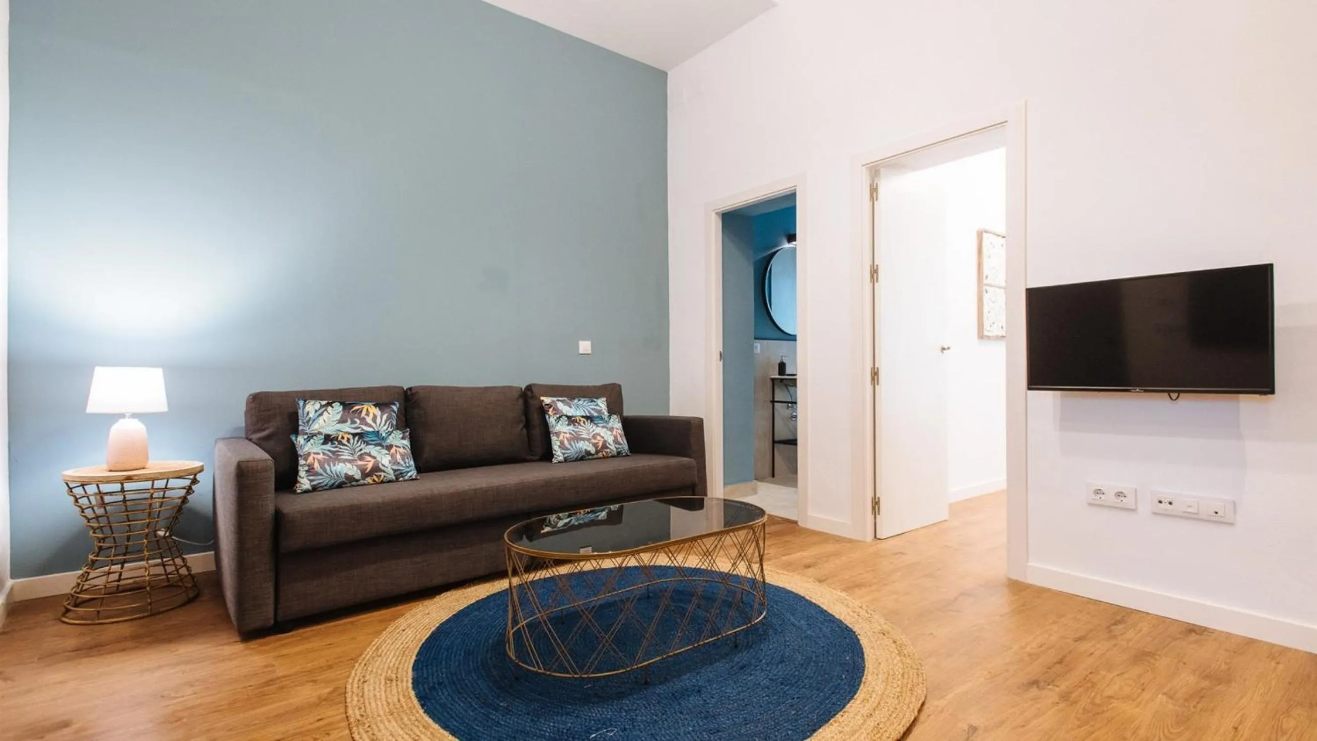 TV and multimedia in Lola de Triana Apartments