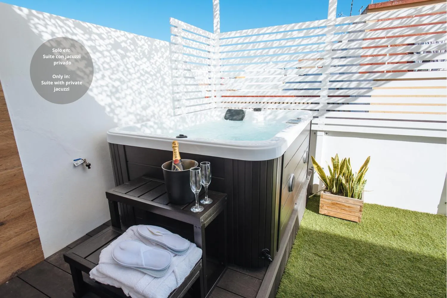 Hot Tub in Lola de Triana Apartments