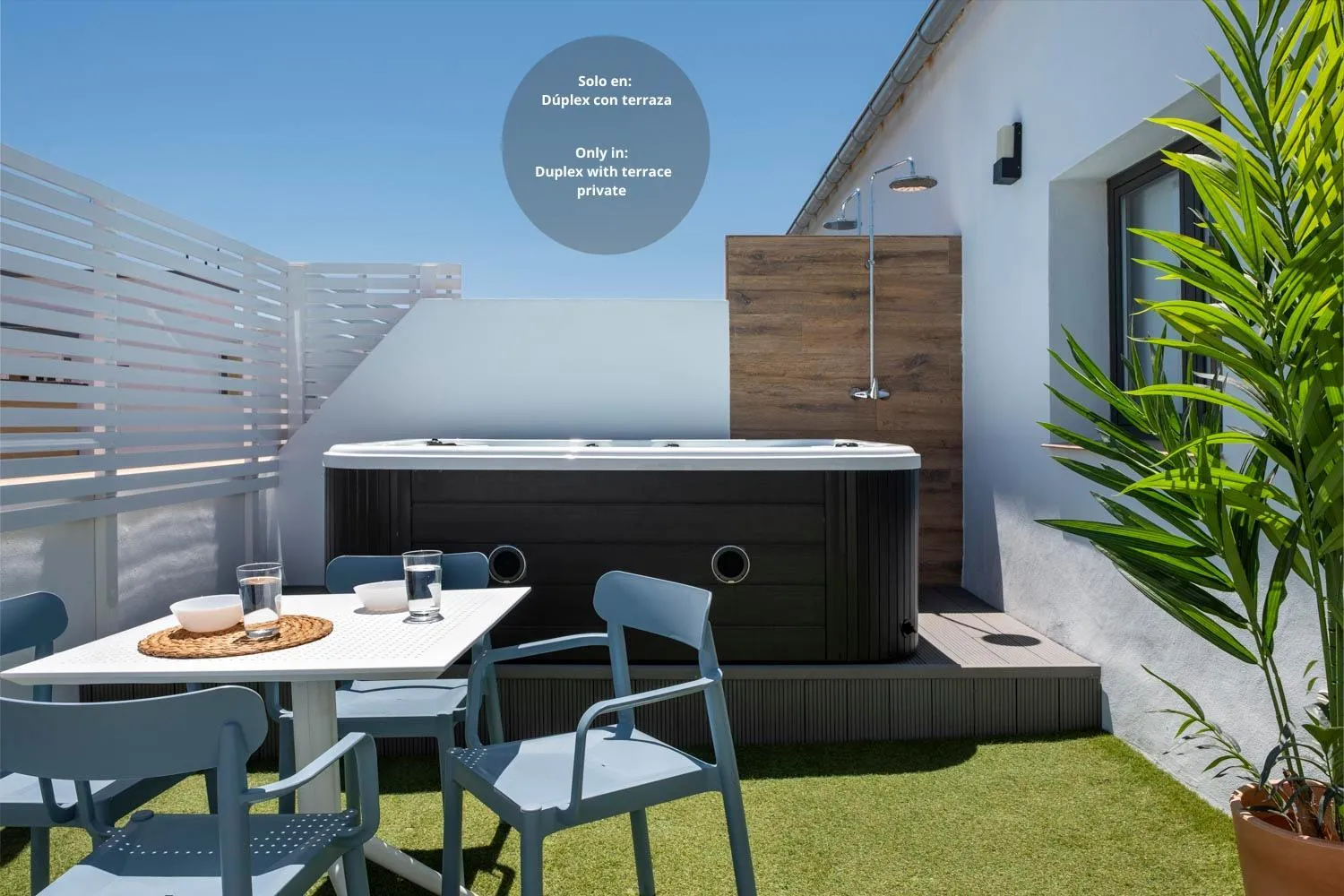 Hot Tub in Lola de Triana Apartments