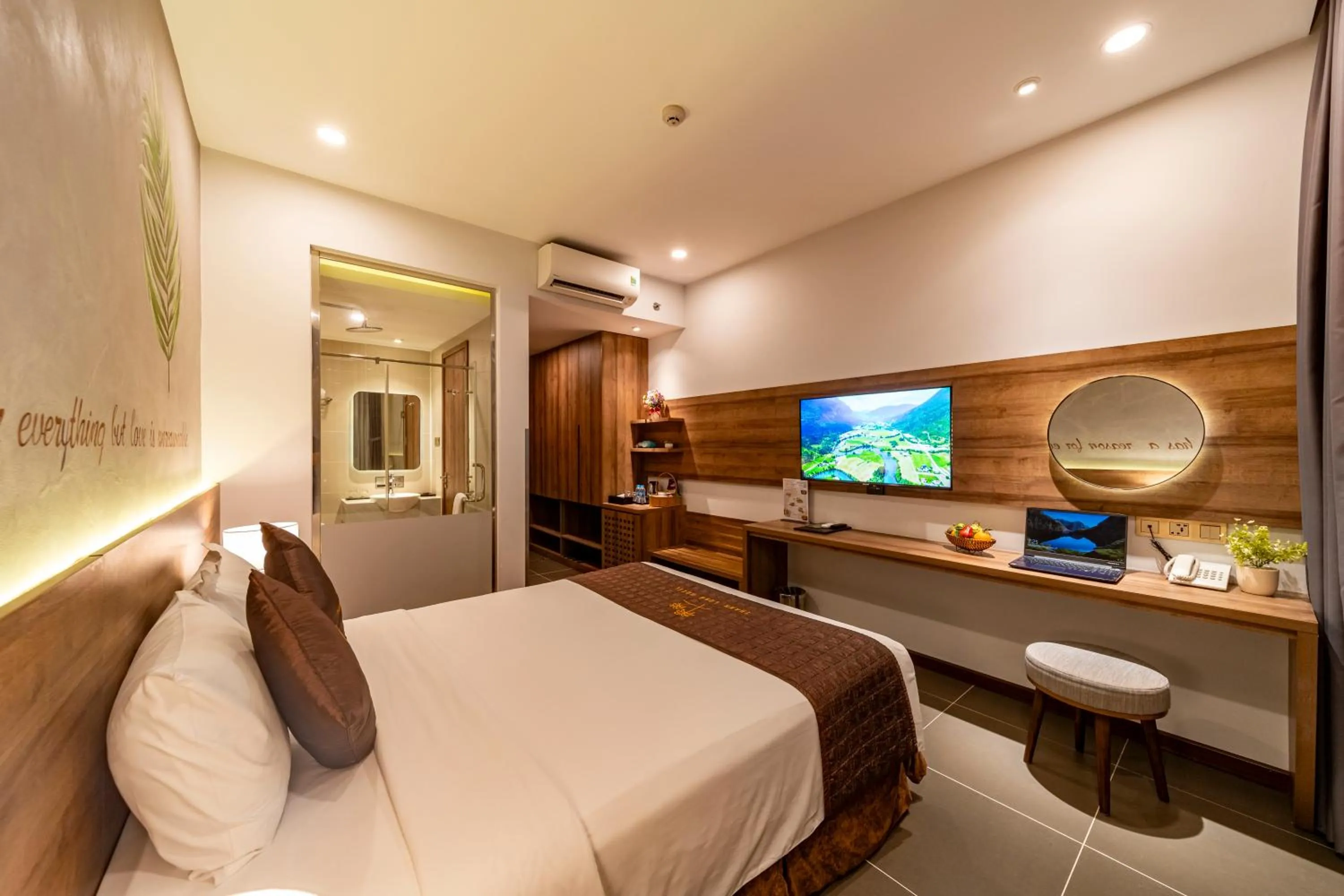 TV and multimedia, Bed in Thanh Long Hotel - Bach Dang