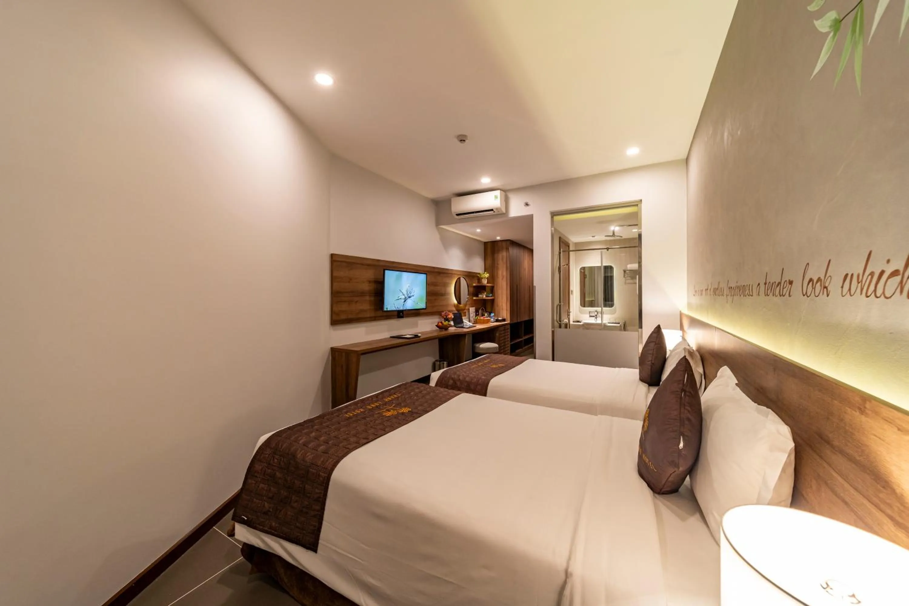 Bedroom, Bed in Thanh Long Hotel - Bach Dang