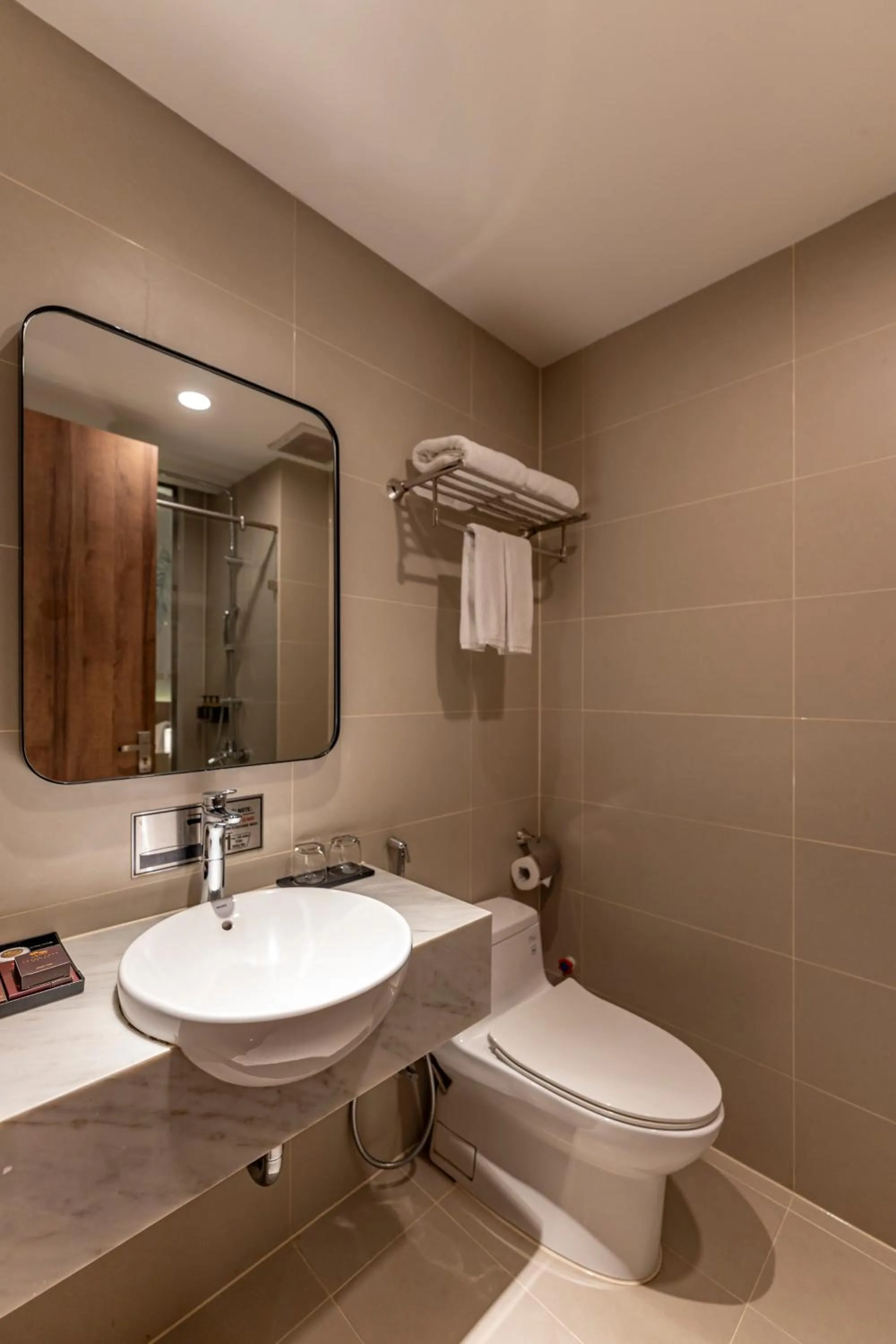 Shower in Thanh Long Hotel - Bach Dang