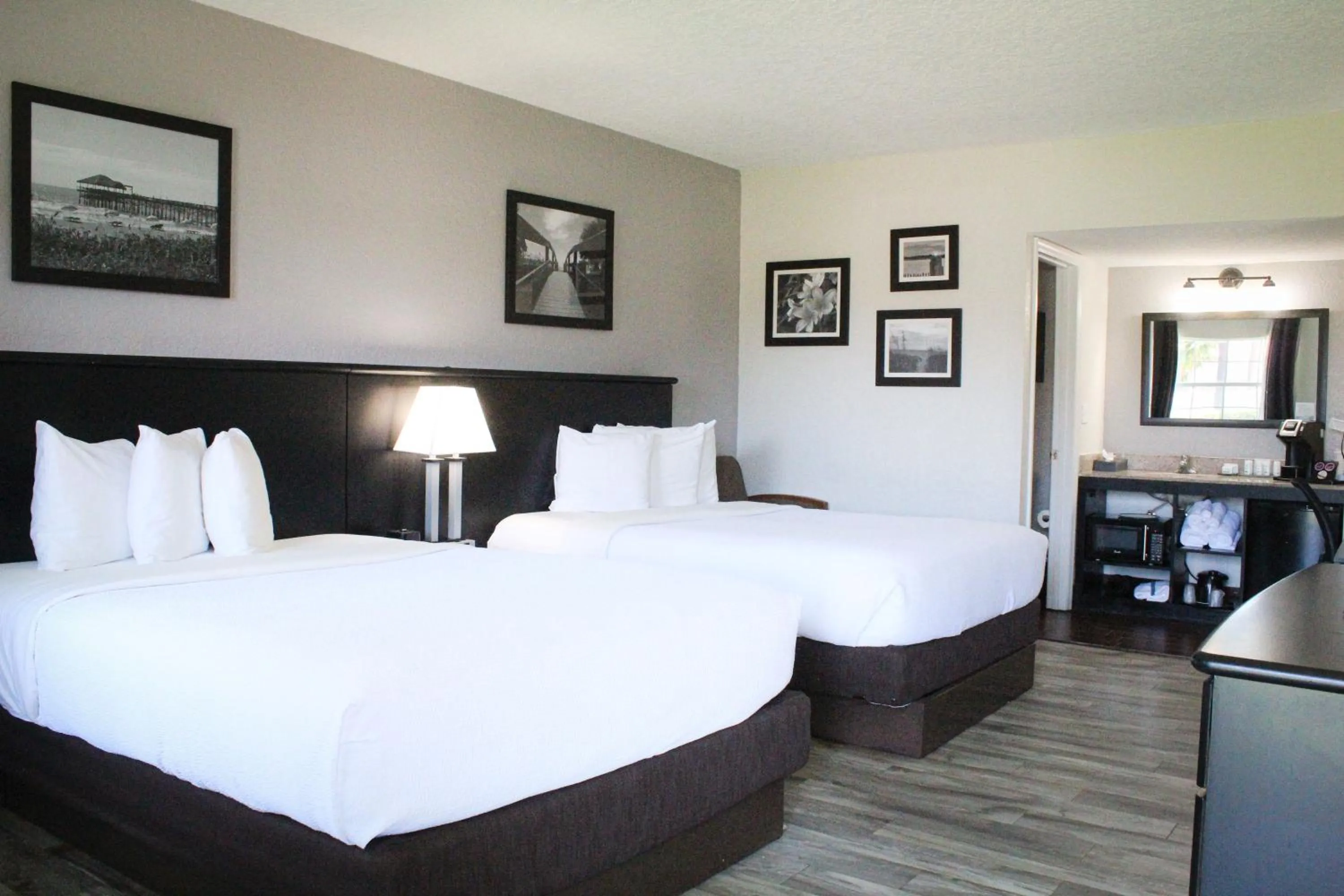 Bed in La Quinta Inn by Wyndham Cocoa Beach-Port Canaveral