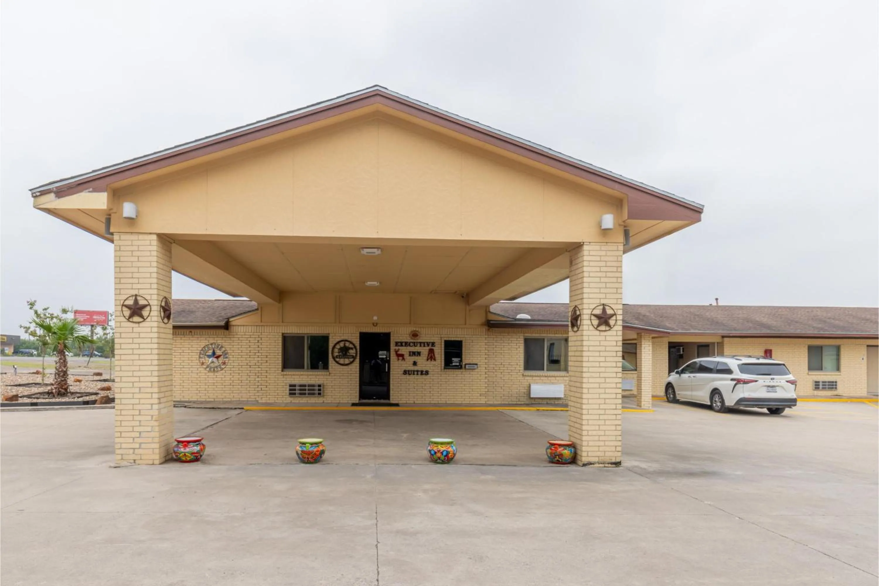 Facade/entrance in Freer Executive inn and Studios