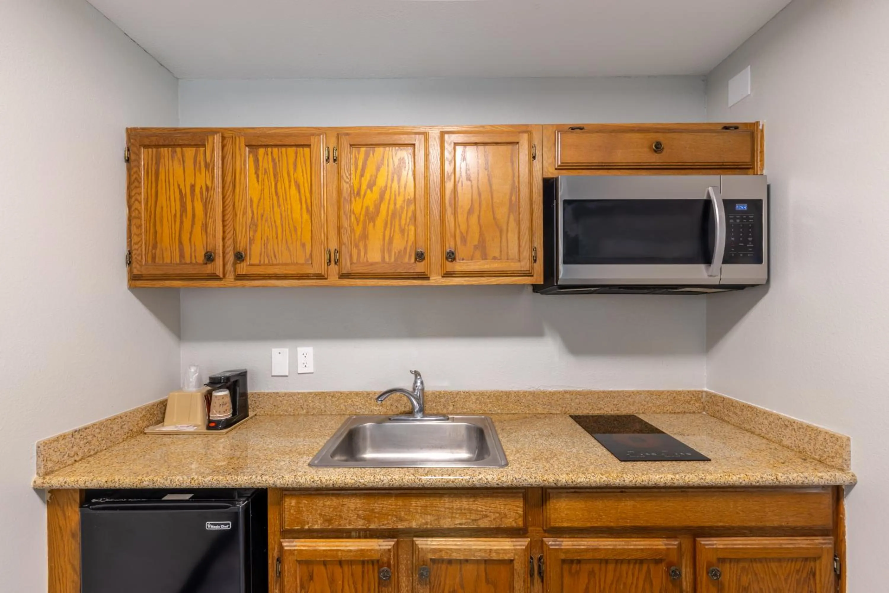 Kitchen or kitchenette in Freer Executive inn and Studios