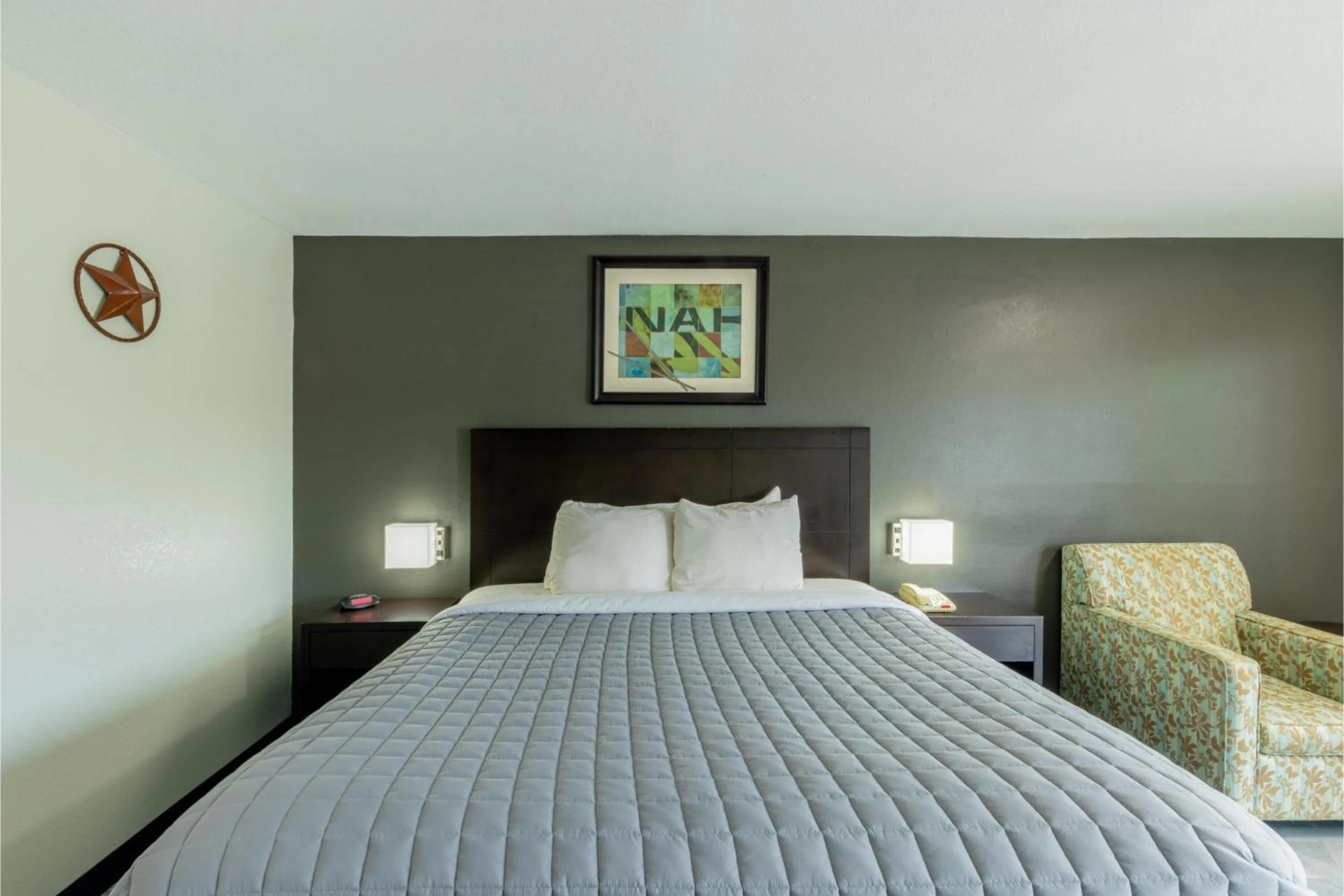 Bedroom, Bed in Freer Executive inn and Studios