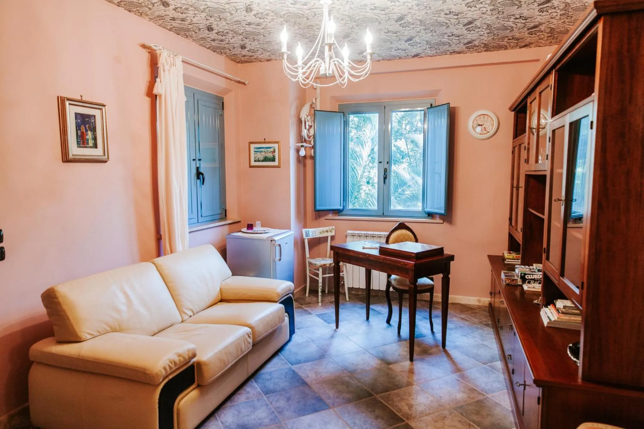 Communal lounge/ TV room in Villa Collina Sul Mare - Teloni