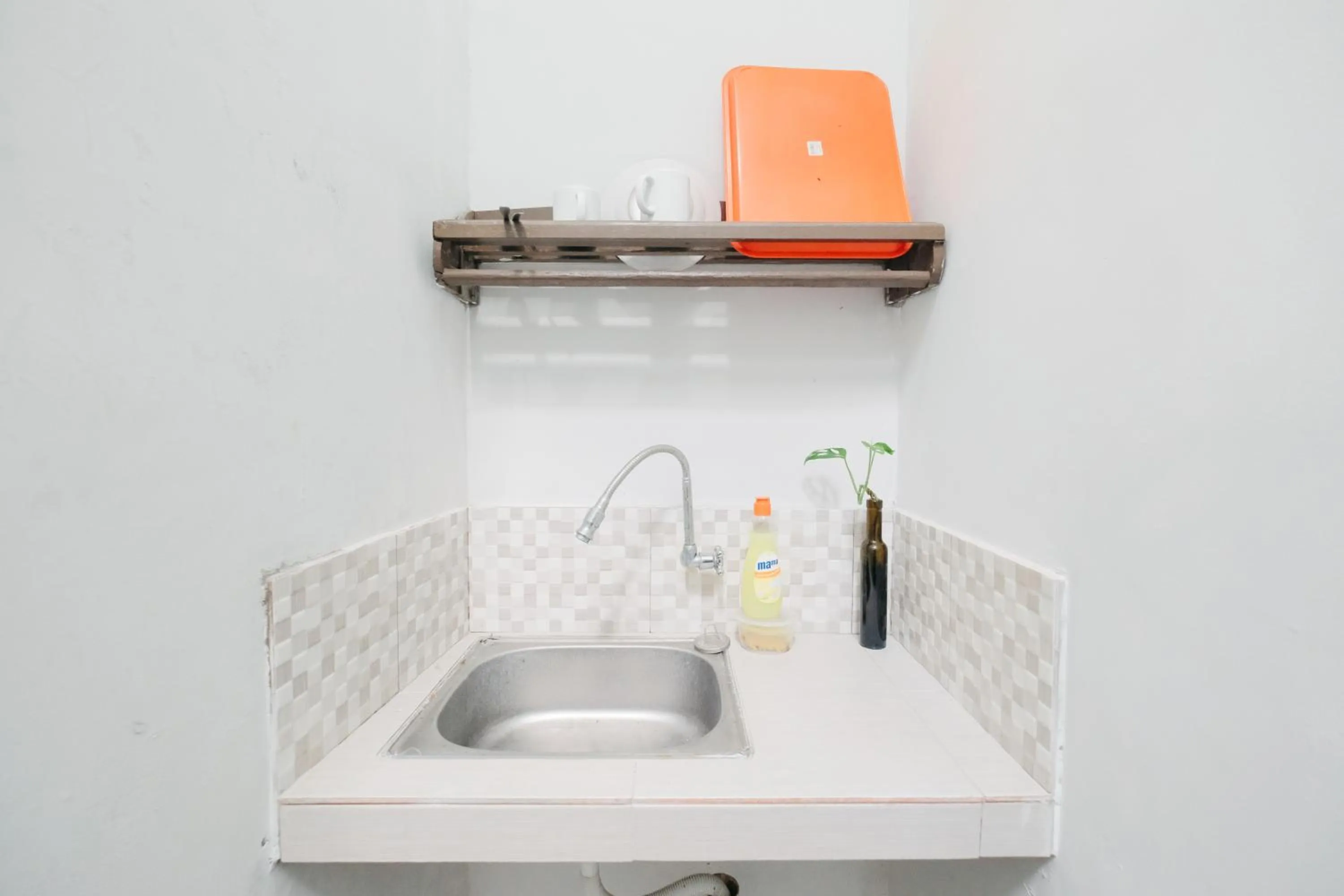 Coffee/tea facilities, Kitchen/Kitchenette in D' Tamblingan Guesthouse Jimbaran RedPartner