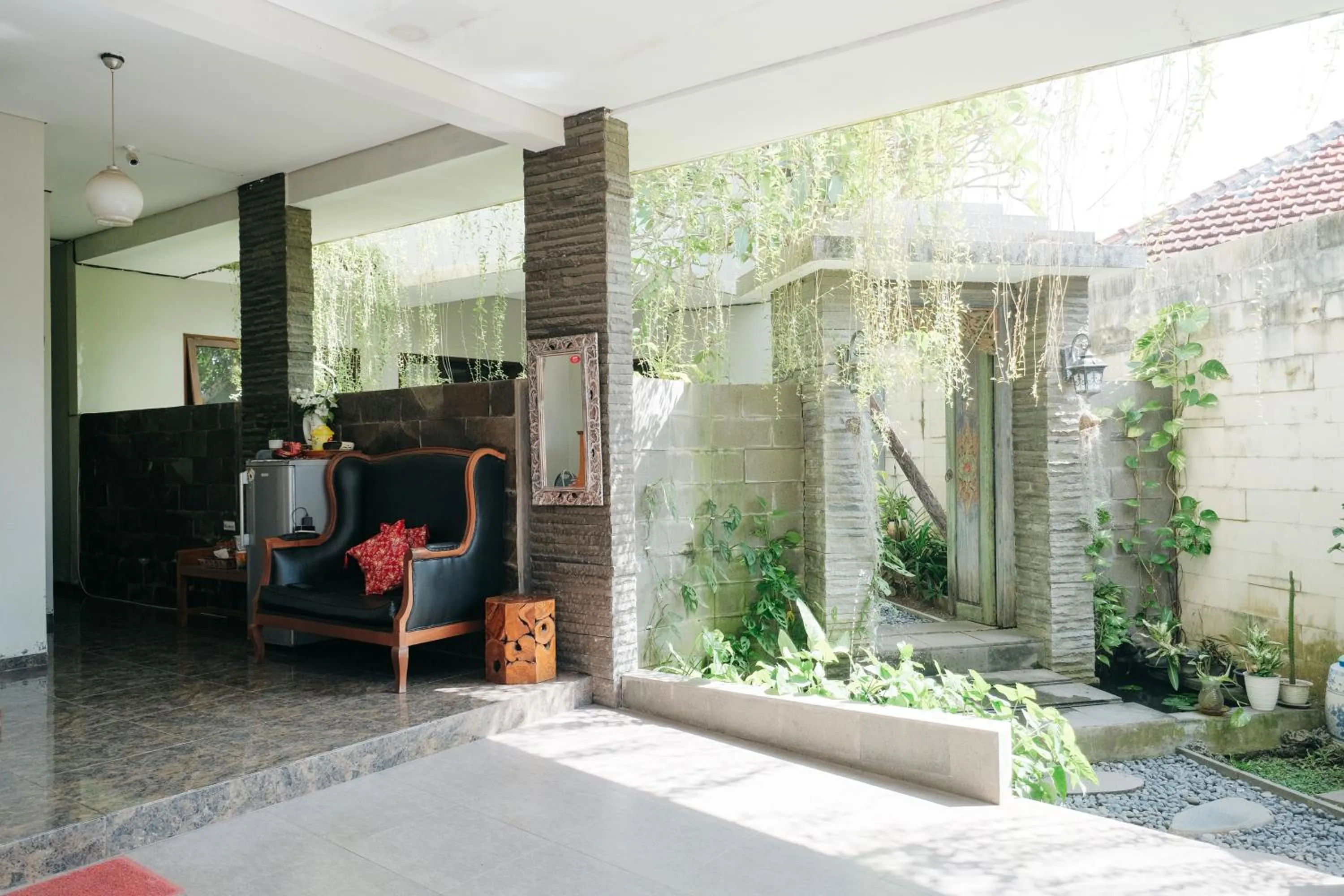 Facade/entrance in D' Tamblingan Guesthouse Jimbaran RedPartner