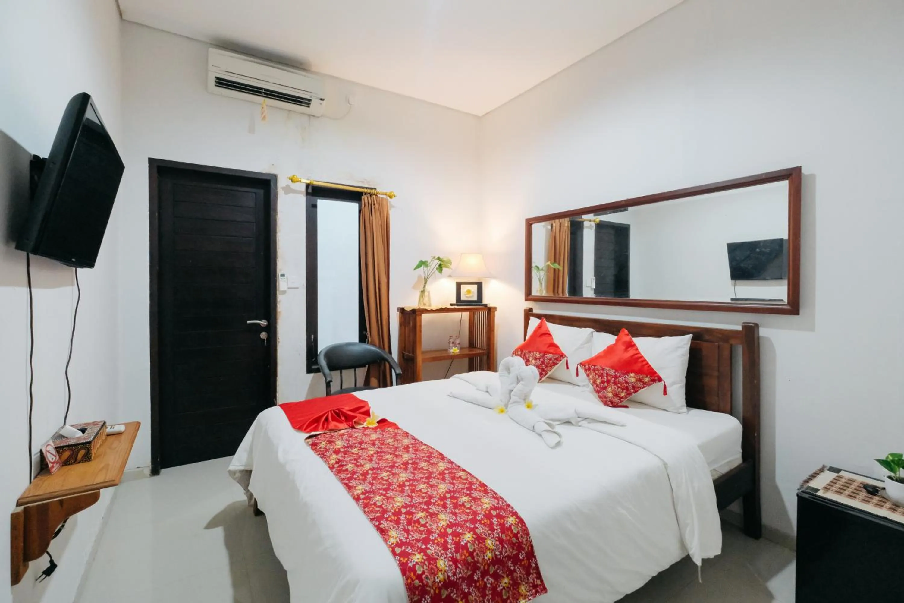 Photo of the whole room, Bed in D' Tamblingan Guesthouse Jimbaran RedPartner