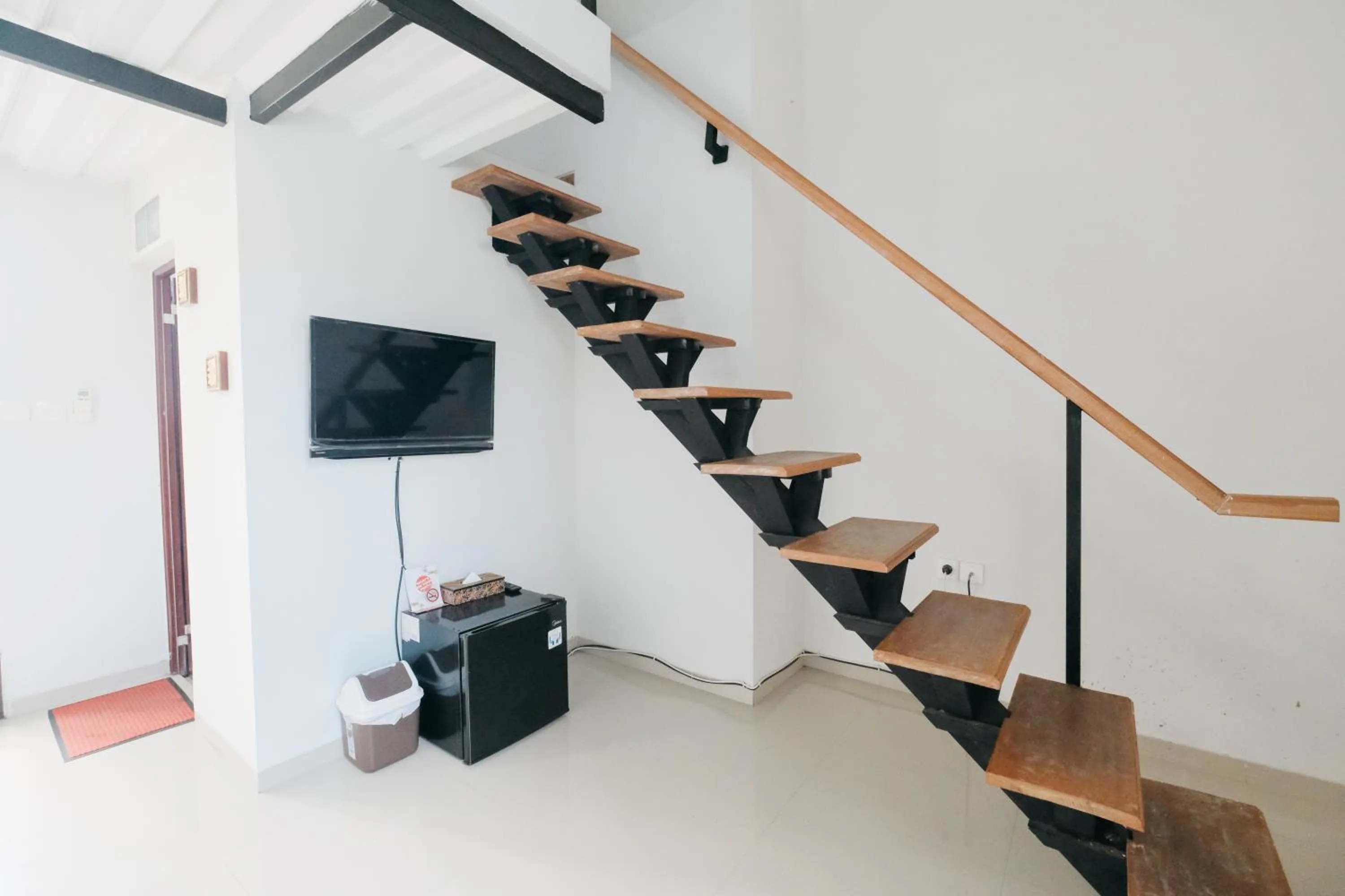 TV and multimedia, TV/Entertainment Center in D' Tamblingan Guesthouse Jimbaran RedPartner