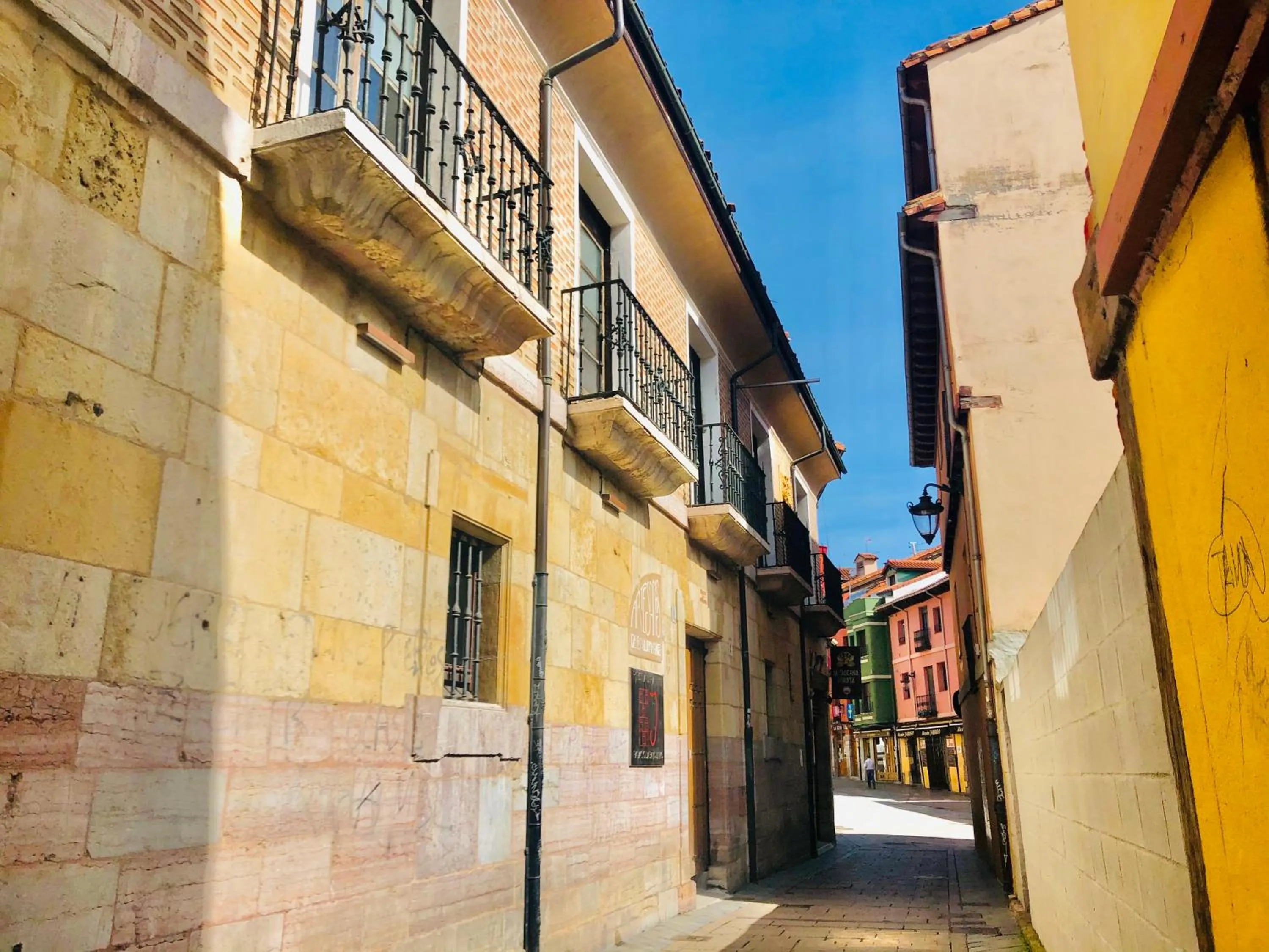 Facade/entrance in Quartier Leon Hostel Jabalquinto