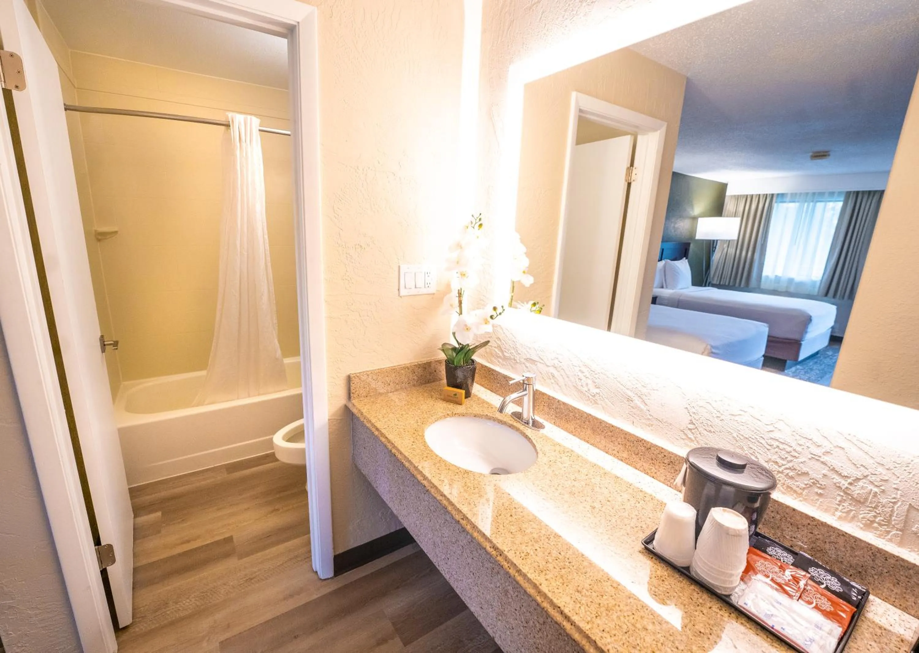 Bathroom, Bed in Best Western International Drive - Orlando