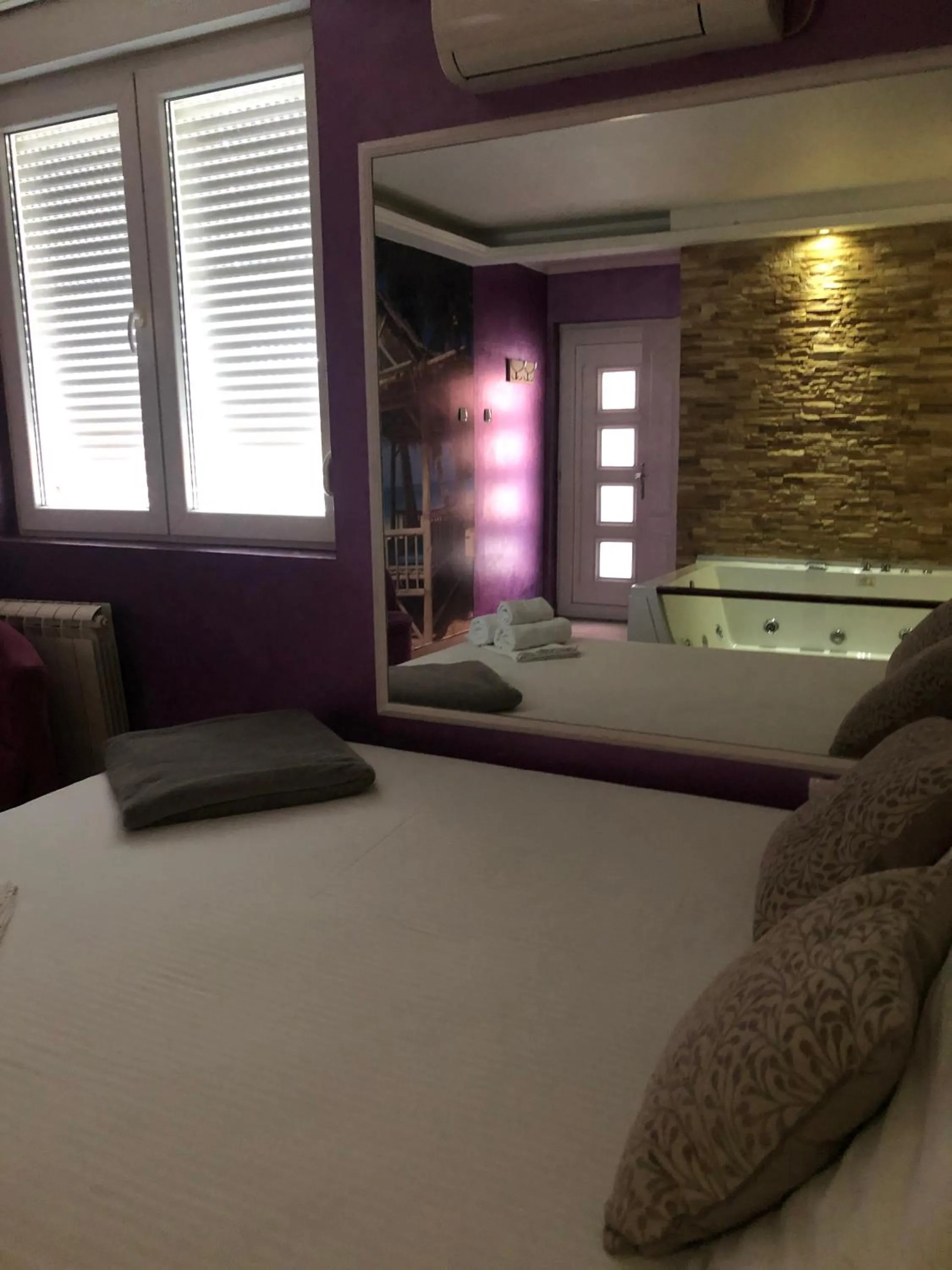 Shower, Bed in Spa Secret