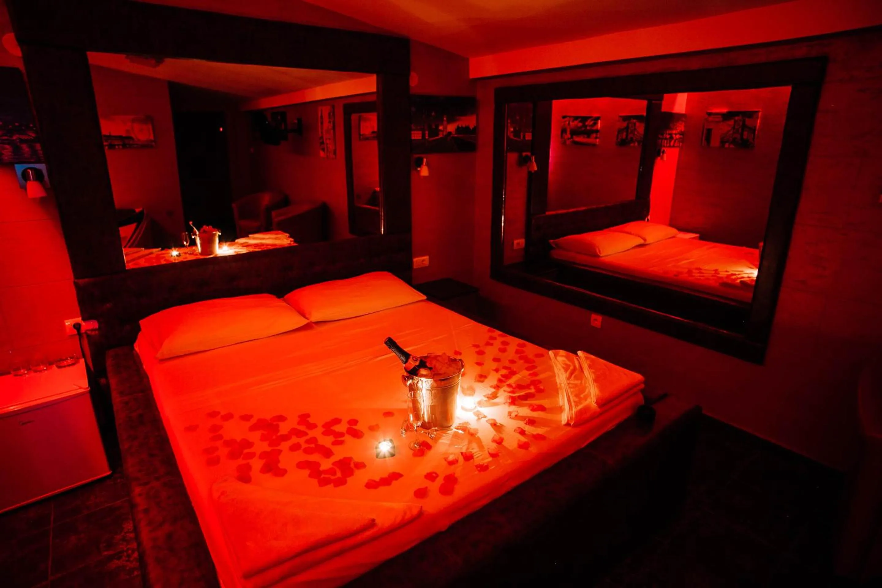 Hot Tub, Bed in Spa Secret