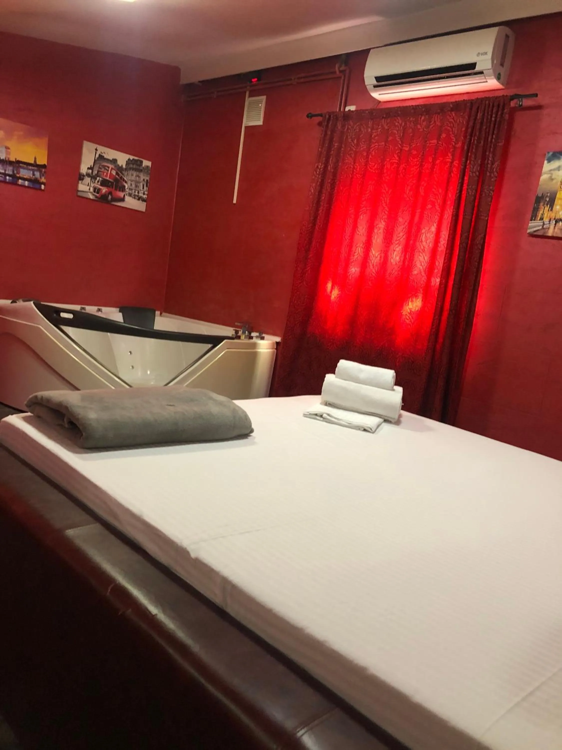Hot Tub, Bed in Spa Secret