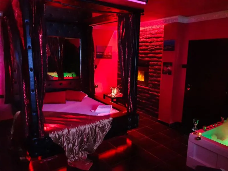 Shower, Bed in Spa Secret