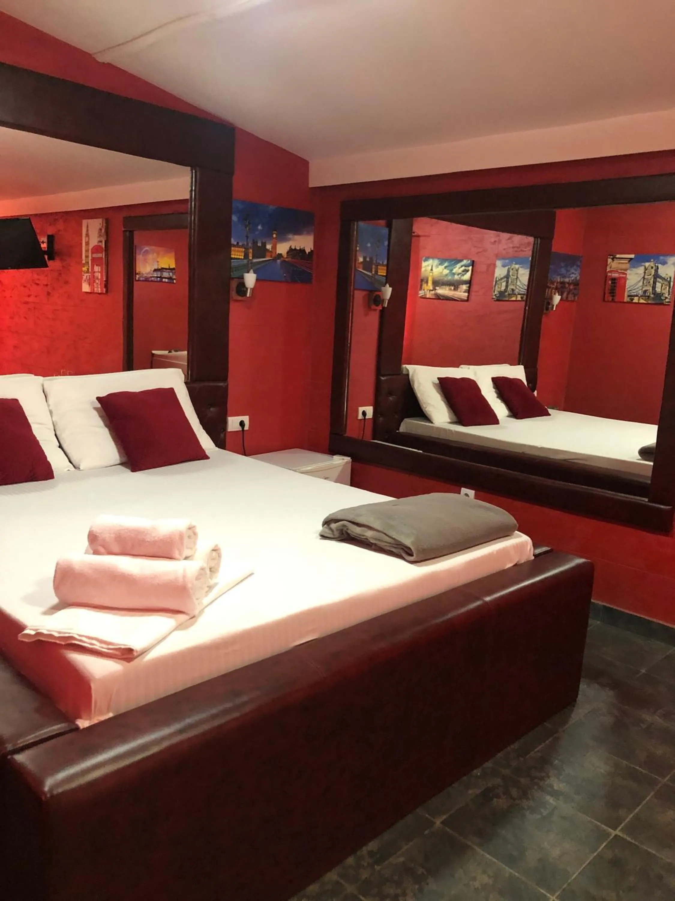 Shower, Bed in Spa Secret