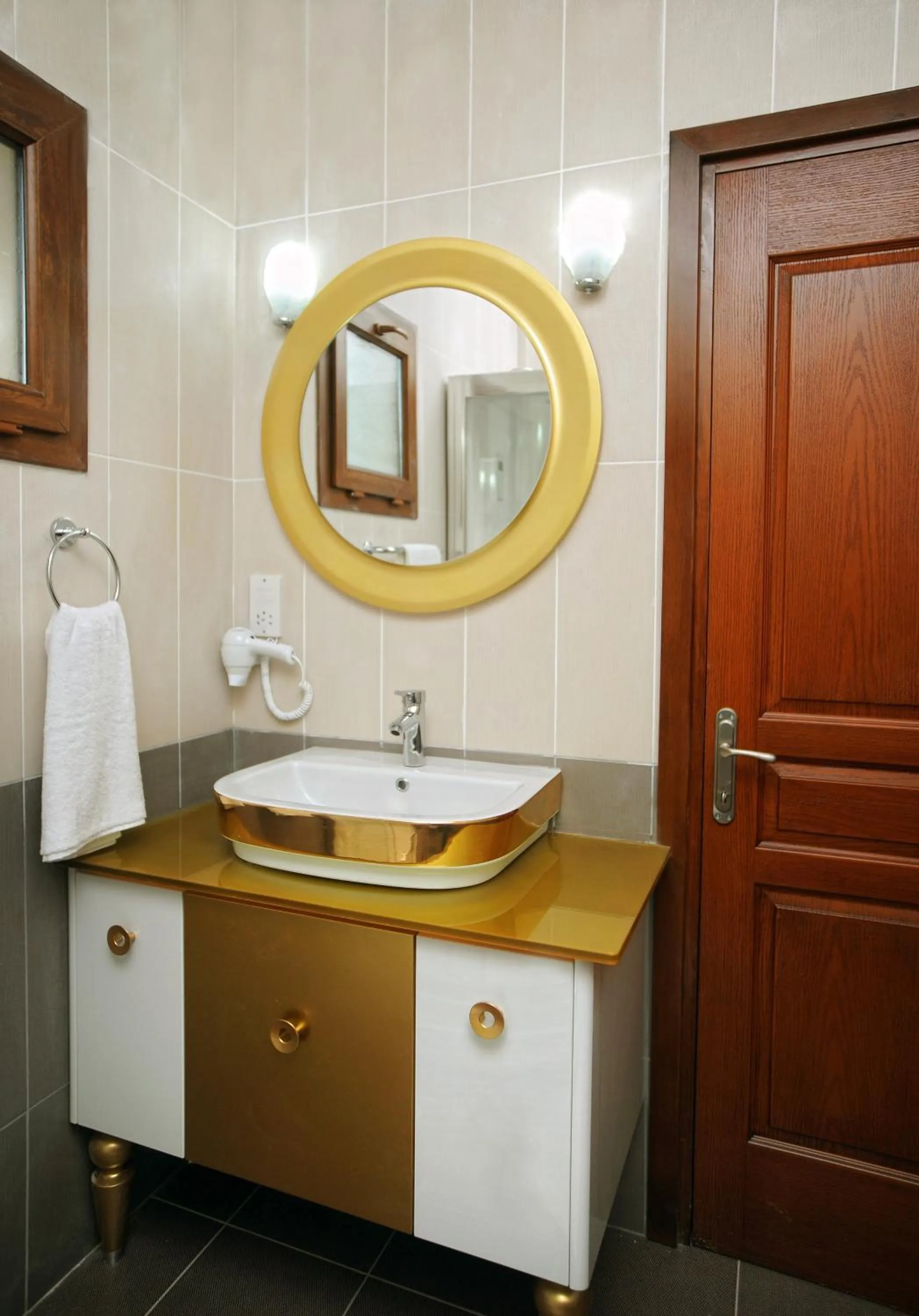 Shower in Riverside Garden Resort