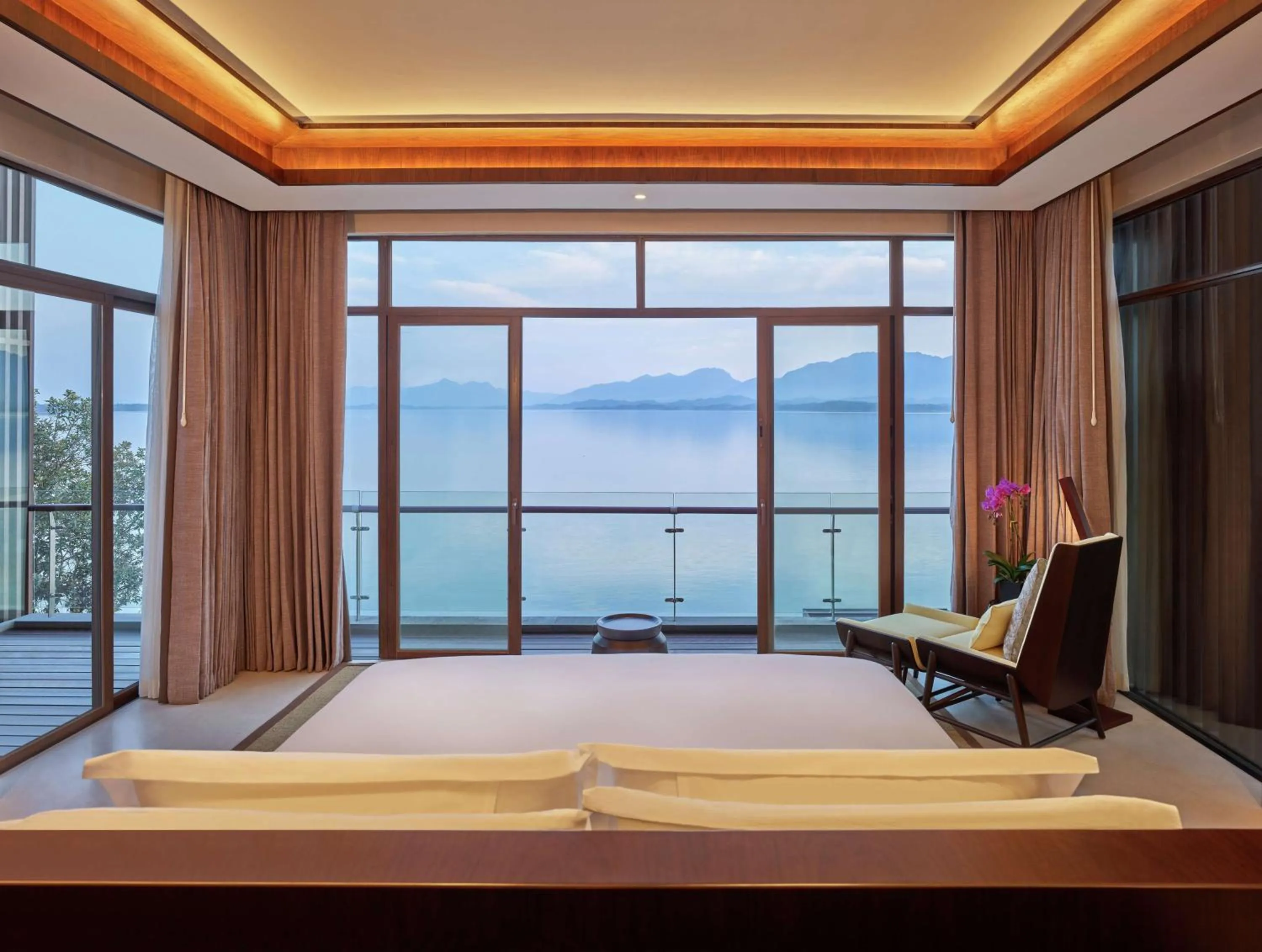 Living room, Bed in Lushan West Sea Resort, Curio Collection by Hilton