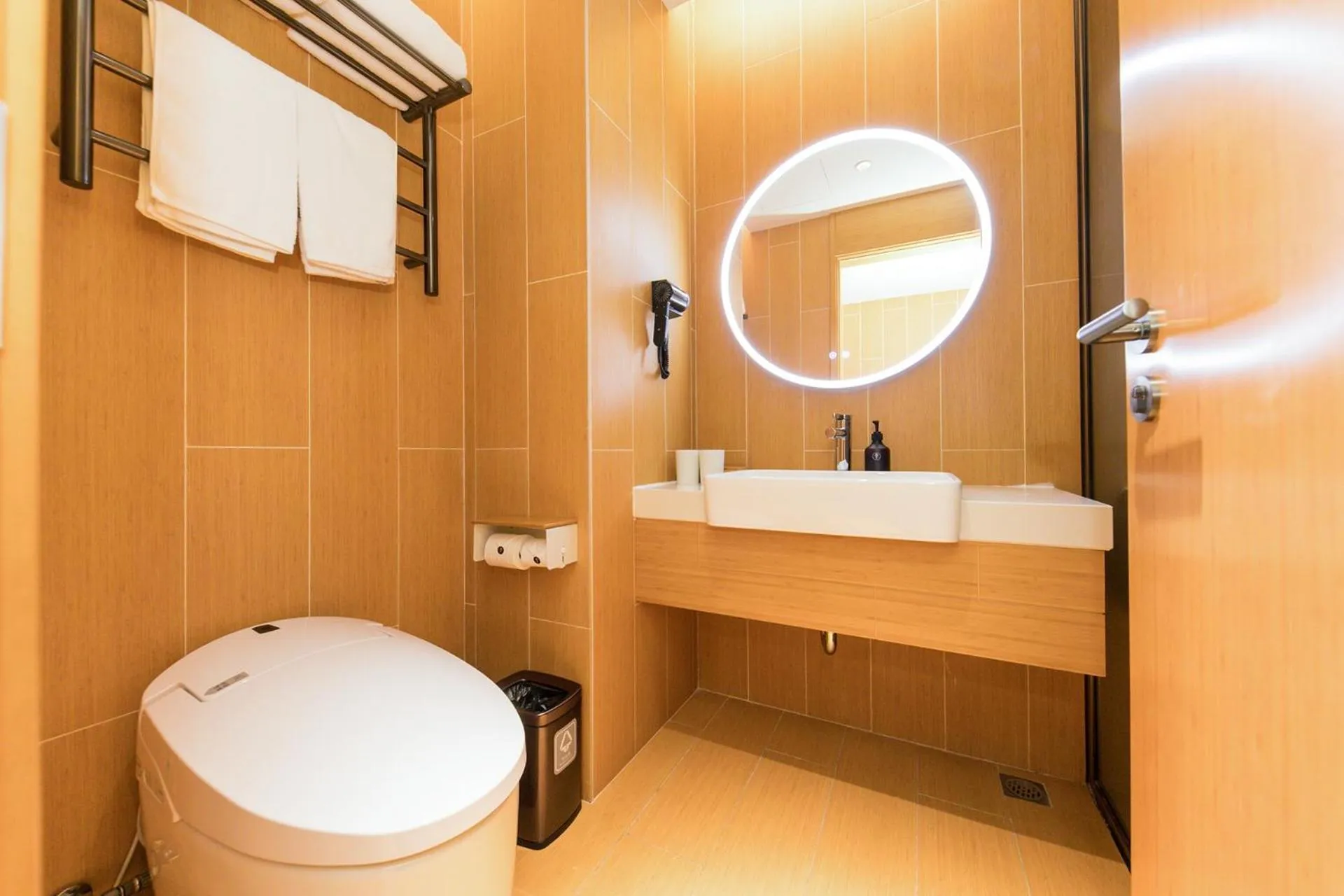 Toilet in JI Hotel Shanghai World Expo Yaohua Road