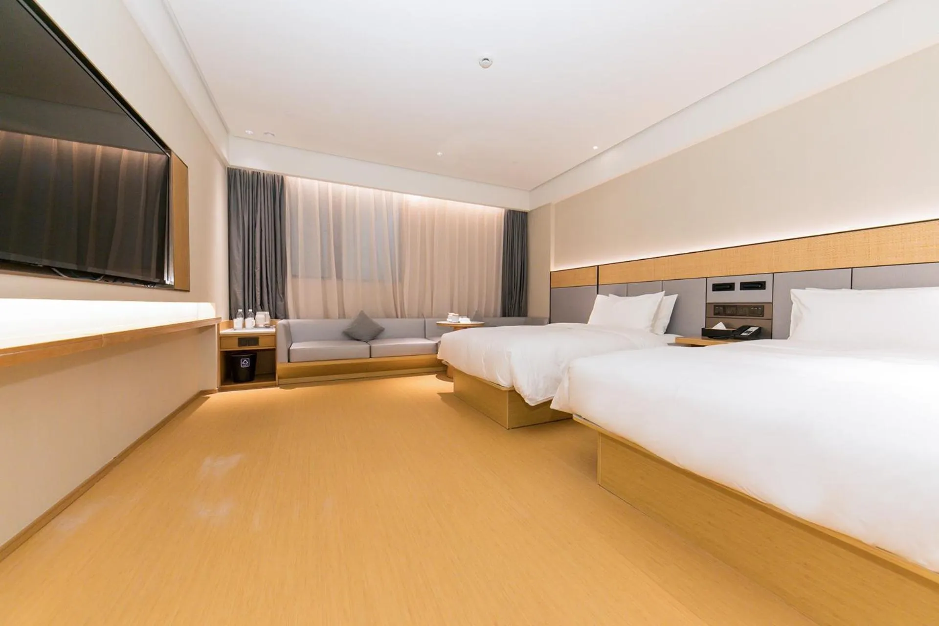 Photo of the whole room, Bed in JI Hotel Shanghai World Expo Yaohua Road