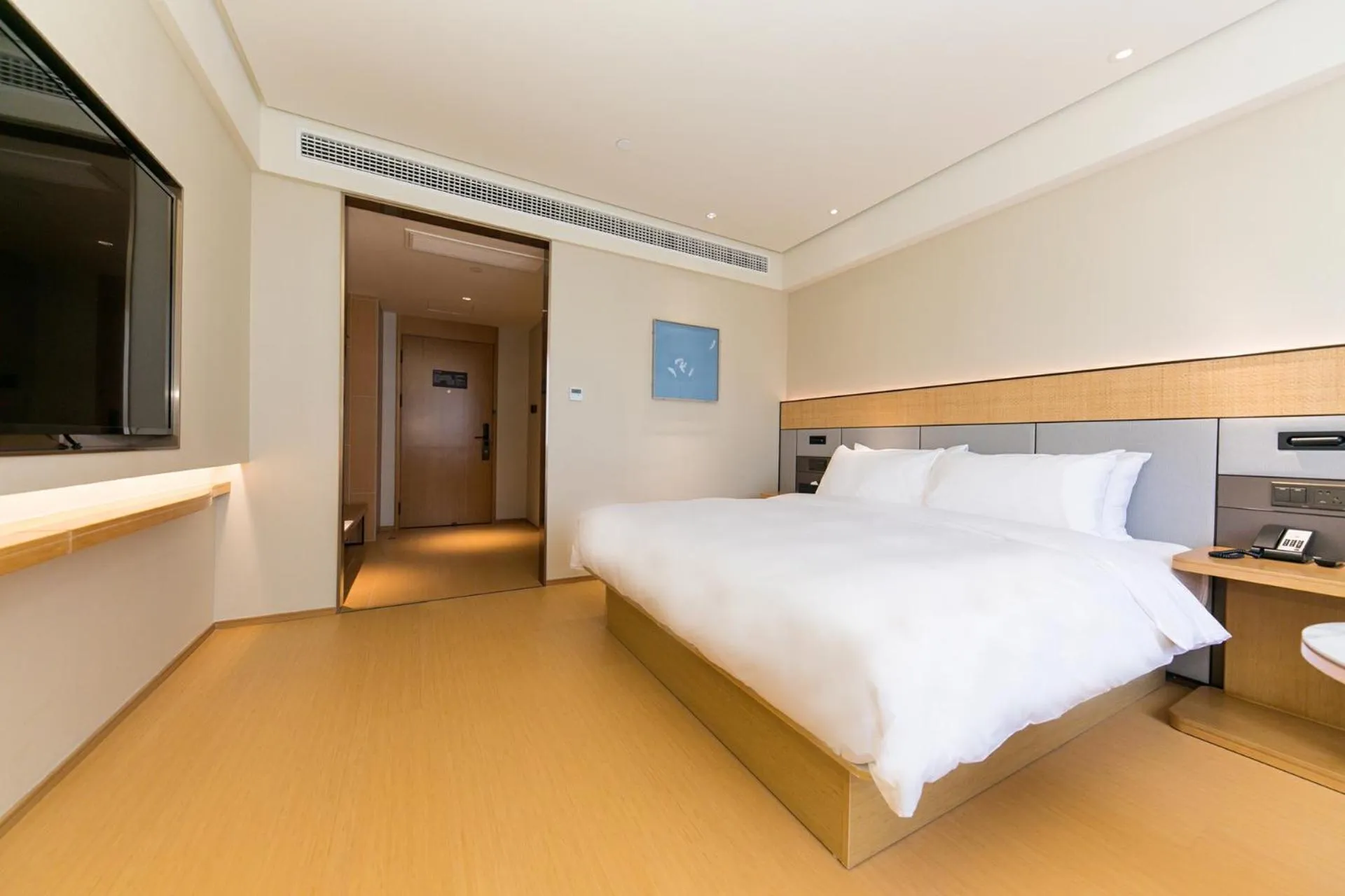 Photo of the whole room, Bed in JI Hotel Shanghai World Expo Yaohua Road
