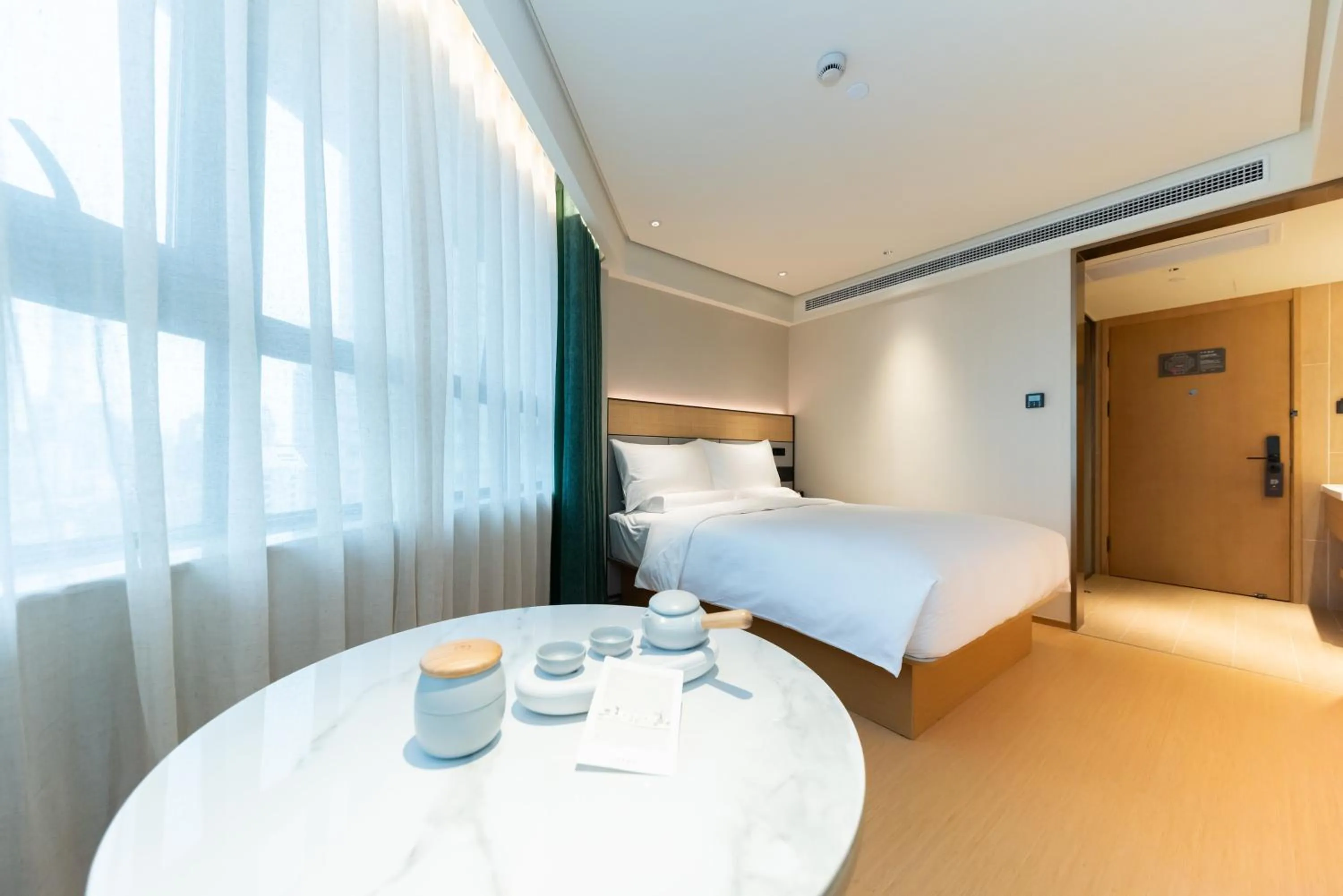 Photo of the whole room, Bed in JI Hotel (Shanghai People's Square Middle Fujian Road)